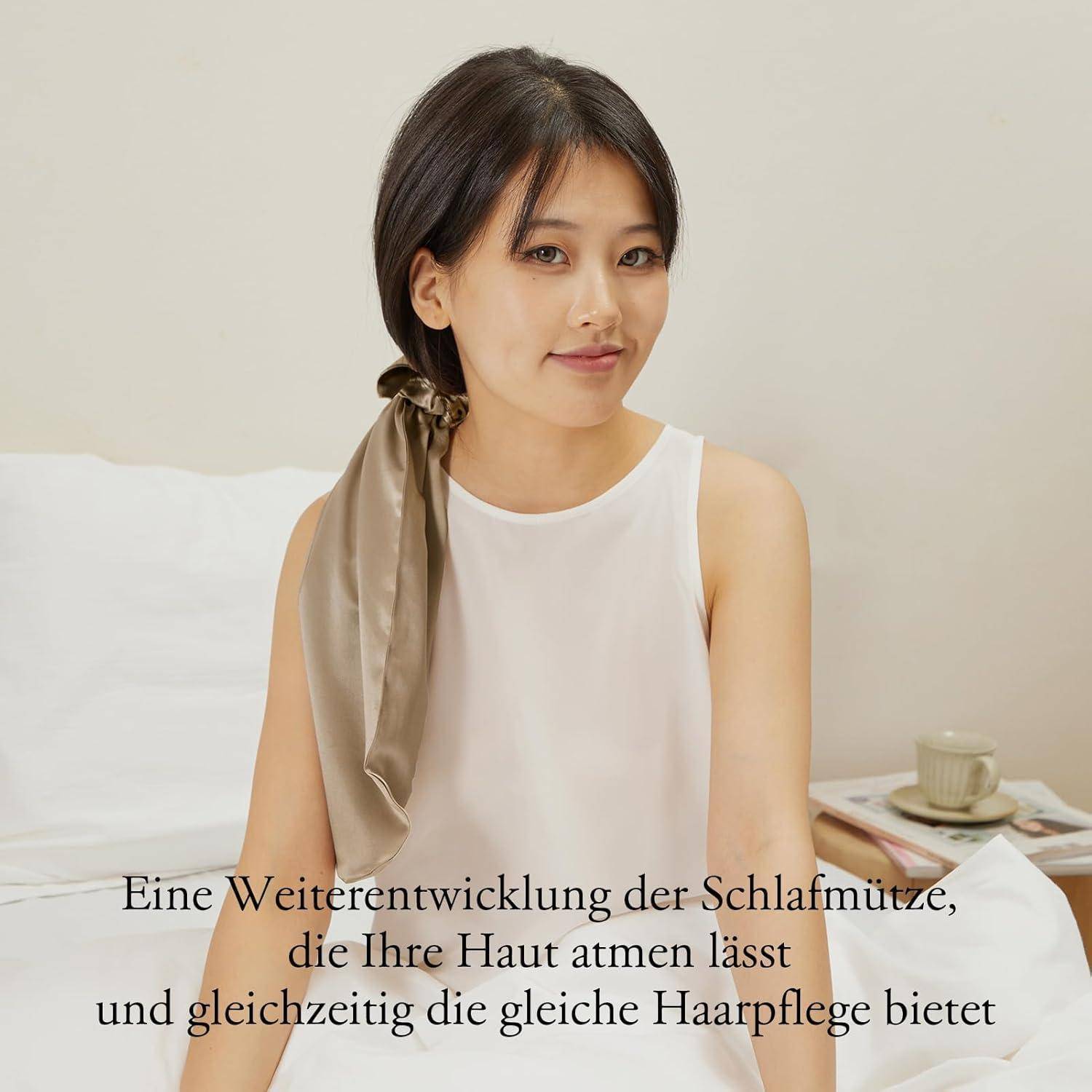 Ein Mensch mit sanftem Gesichtsausdruck trägt einen seidigen Schal über der Schulter. Text lautet: 'Eine Weiterentwicklung der Schlafmütze...