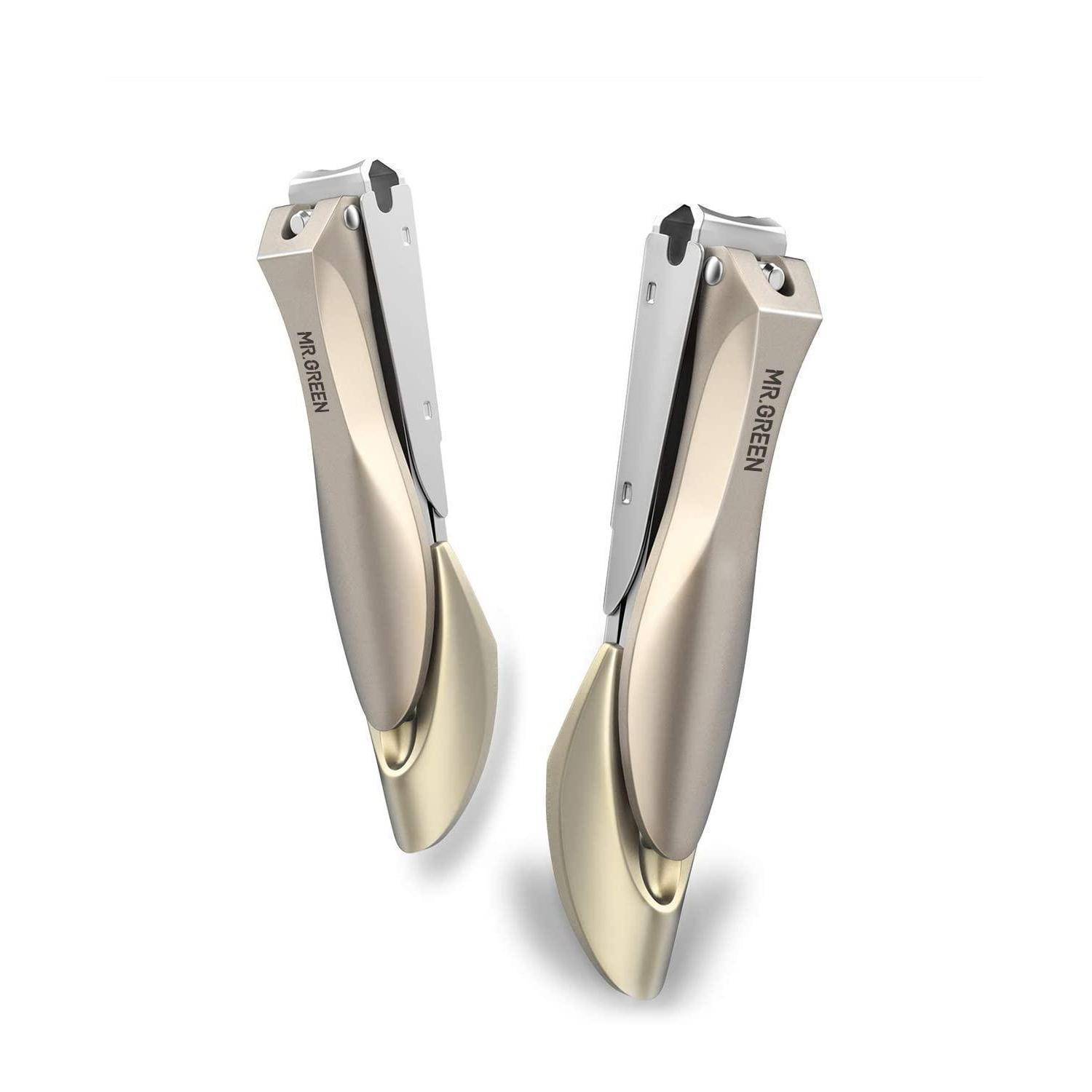Gold- und Silber-Nagelknipser mit elegantem Design, aufrecht auf weißem Hintergrund positioniert.