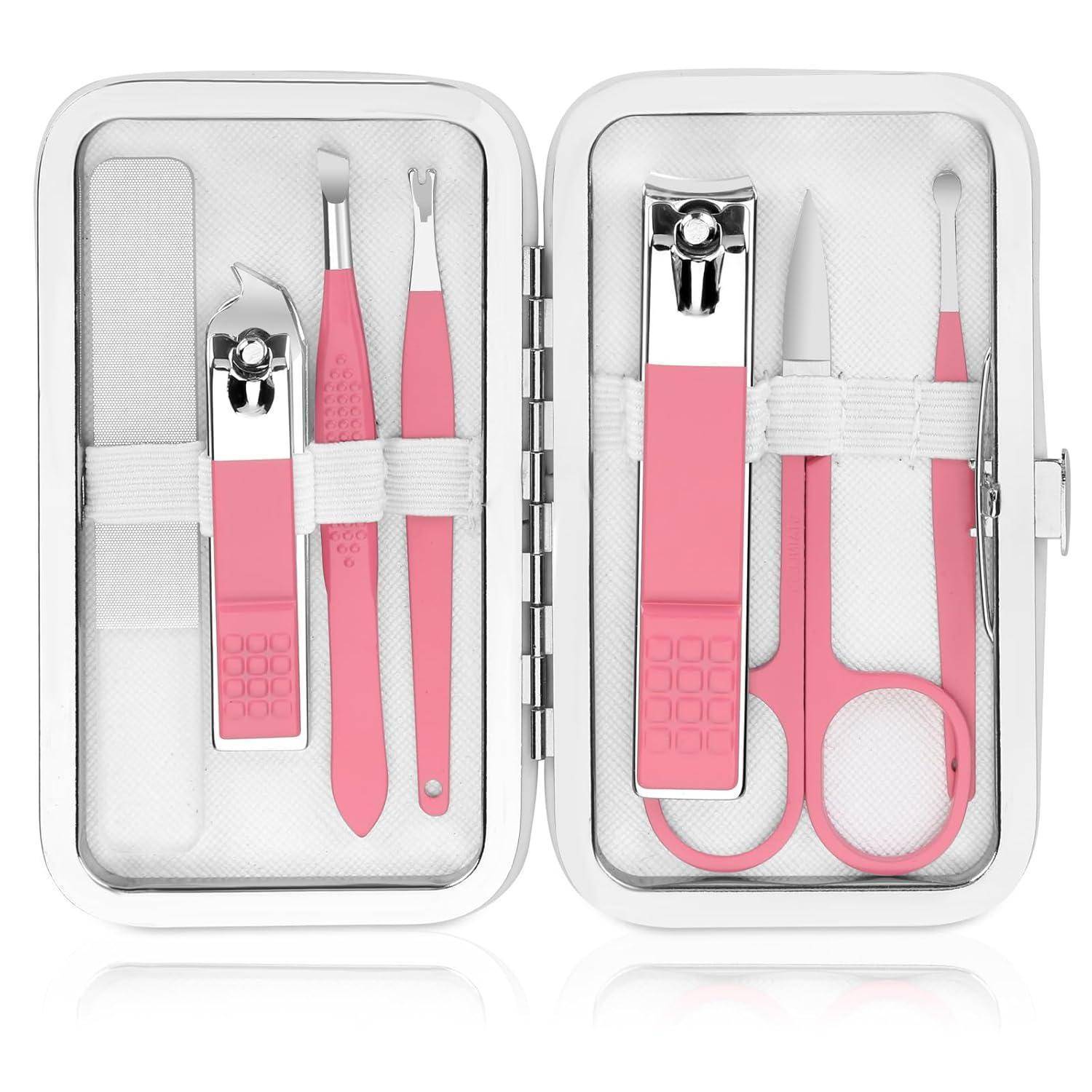 Offenes Maniküre-Set mit rosa und silbernen Werkzeugen, einschließlich Nagelknipser, Schere, Nagelfeile und Nagelhautwerkzeugen, in einem weißen Etui angeordnet.