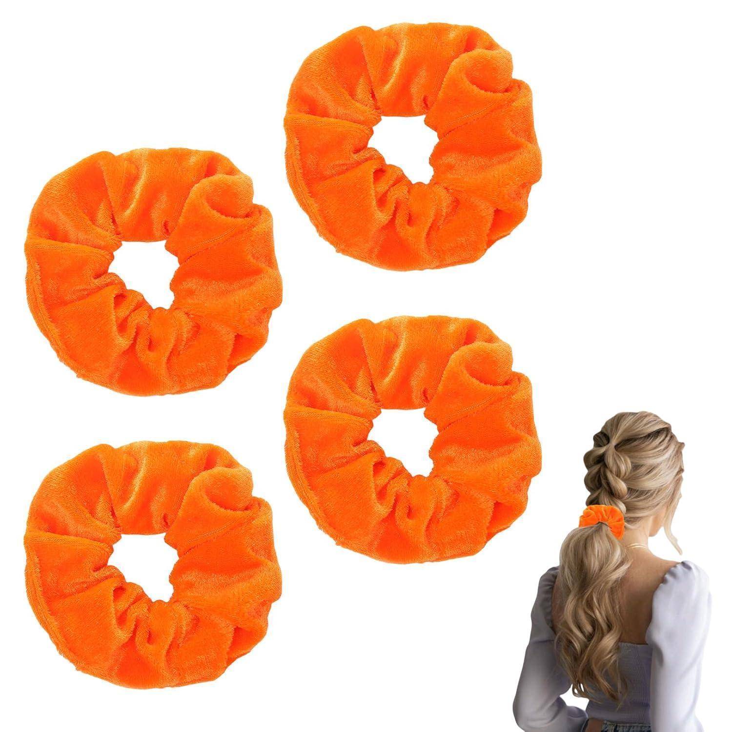 Vier leuchtend orangefarbene Haargummis, präsentiert mit einer Person, die einen davon in ihren Haaren trägt und damit eine lässige Haaraccessoire-Option demonstriert.