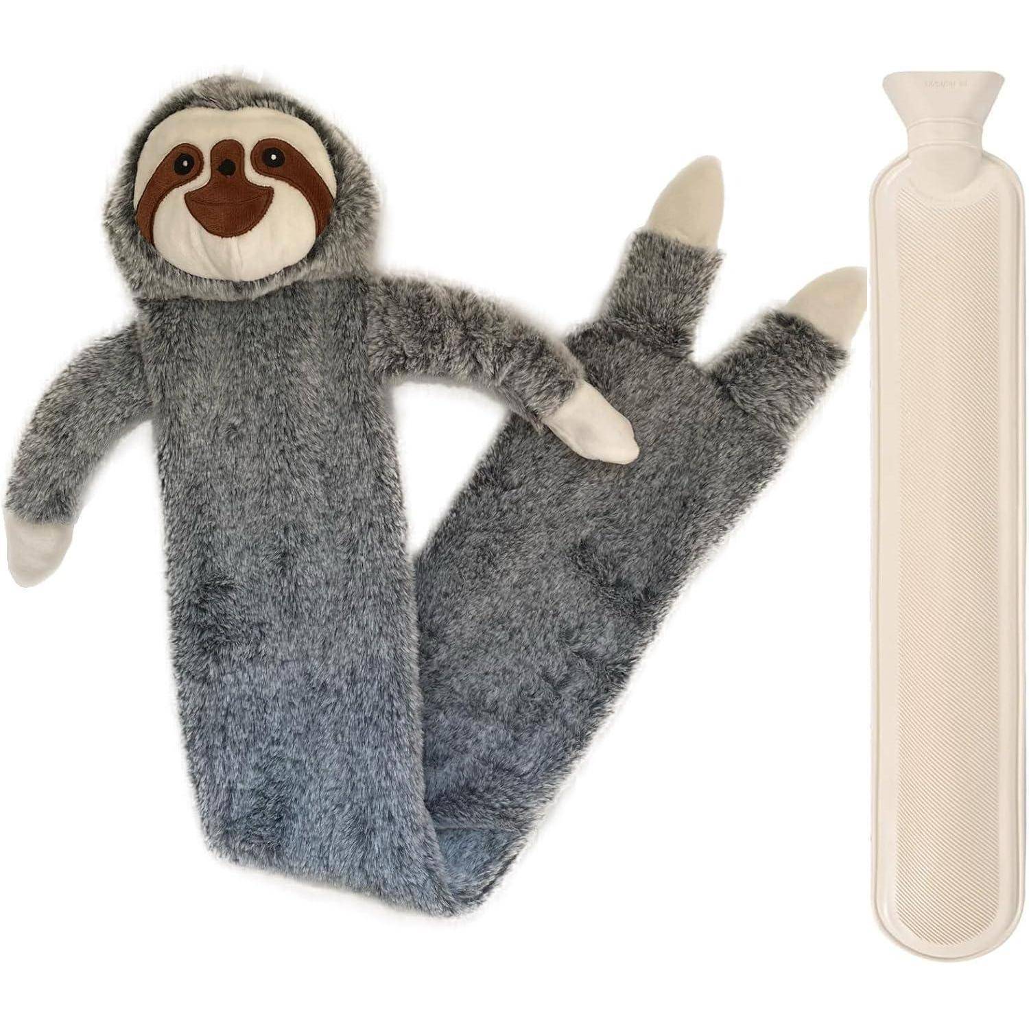 Eine flauschige, graue Faultier-förmige Wärmflaschenhülle mit weißen Pfoten und Gesicht neben einer weißen Wärmflasche.