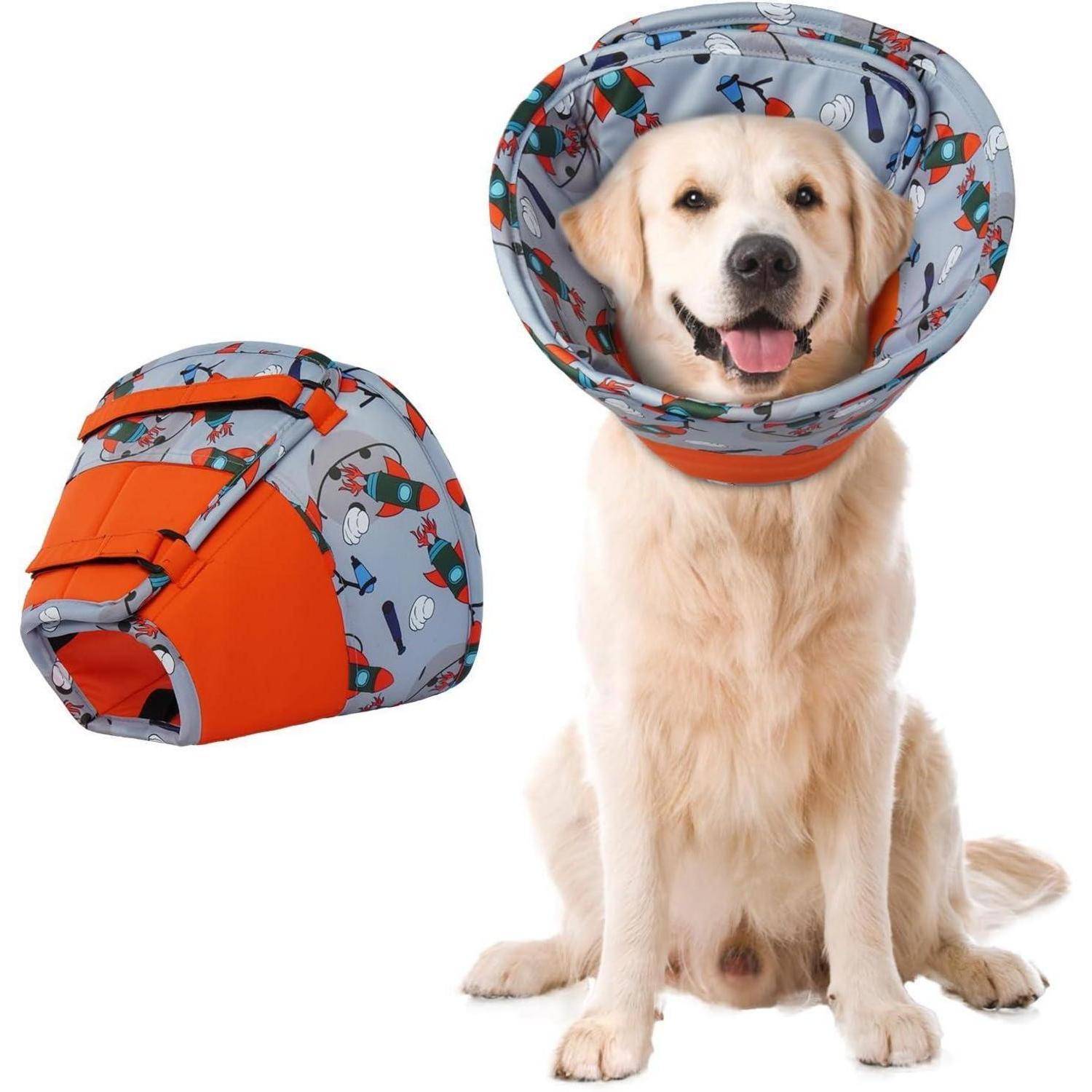 Ein Golden Retriever, der einen bunten, gemusterten Schutzkegel trägt, sitzt und geradeaus blickt. Der Kegel verfügt über einen abnehmbaren Bezug.