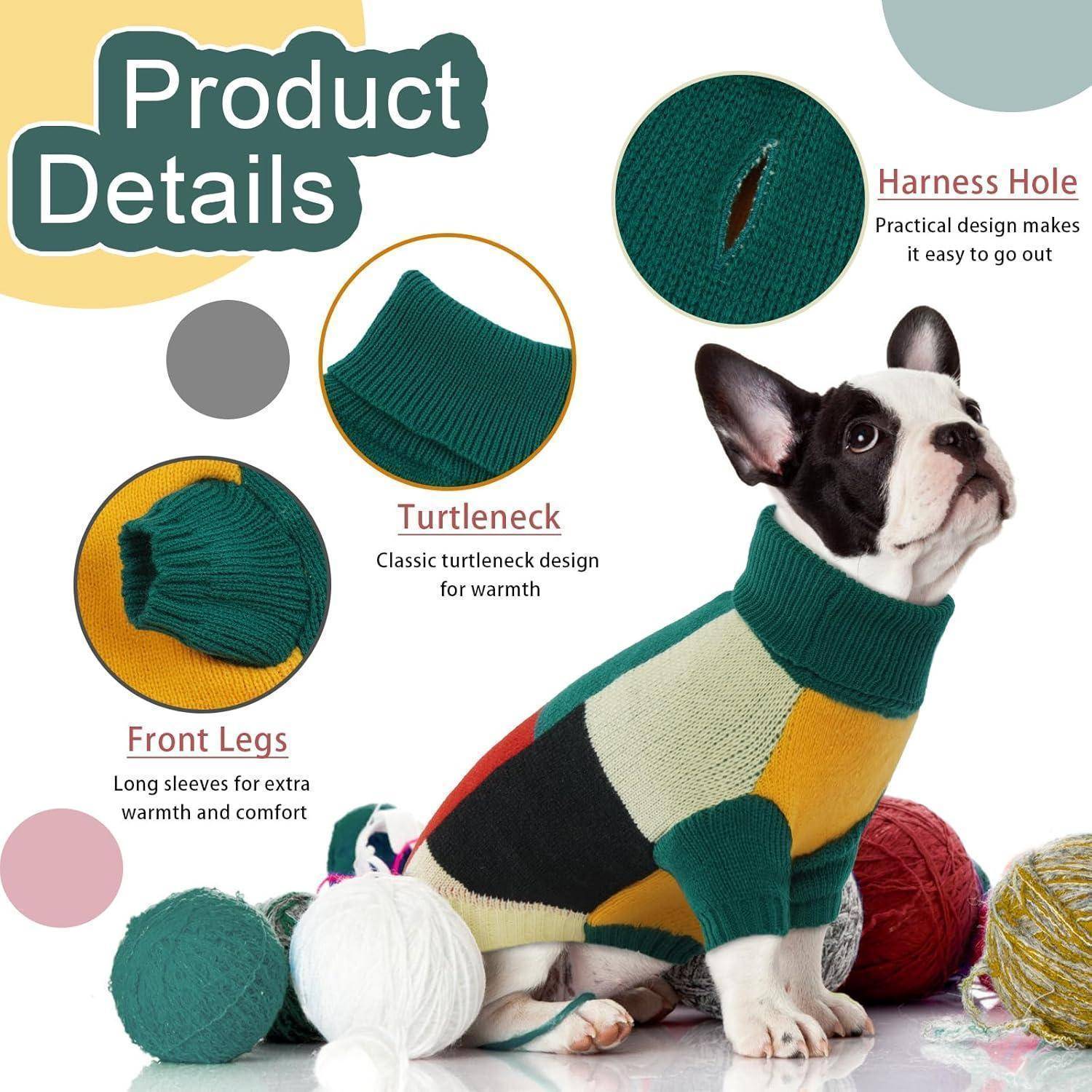 Ein kleiner Hund trägt einen bunten, patchworkartigen Rollkragenpullover. Das Bild hebt die 'Geschirröffnung' und die 'Vorderbeine' für Komfort und Stil hervor.