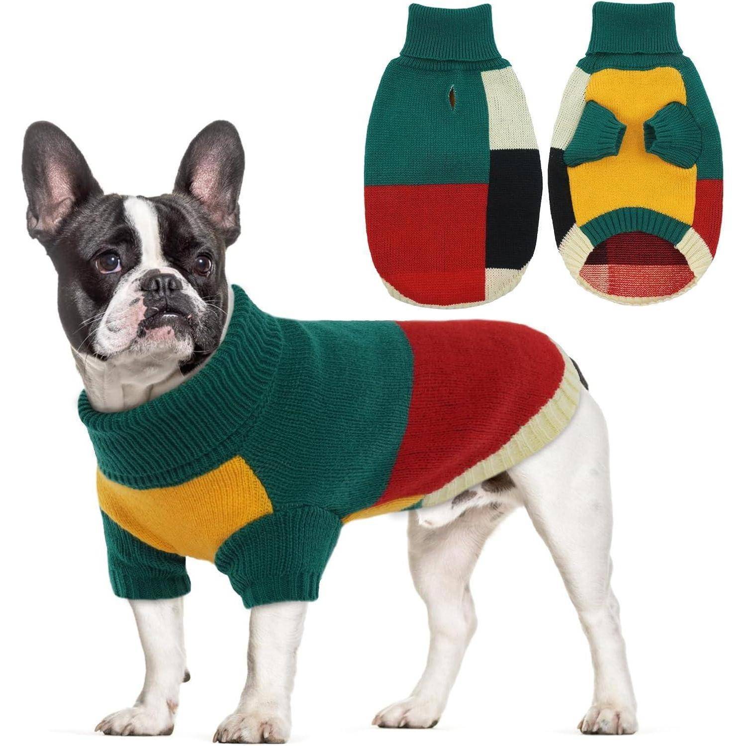 Ein Hund mit einem bunten Pullover steht nach links gewandt. Darüber sind Vorder- und Rückansichten des Pullovers zu sehen, mit grünen, gelben, roten und schwarzen Flicken.