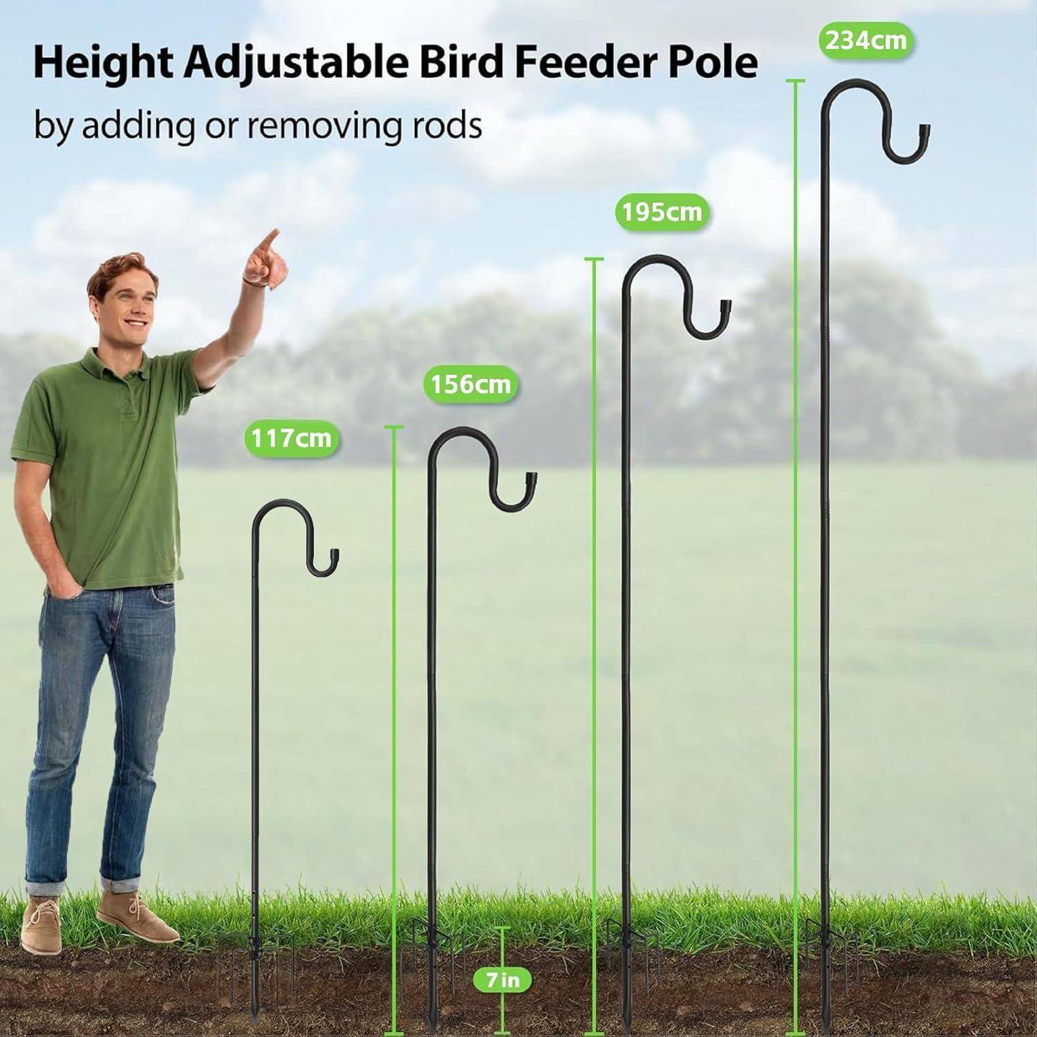 Höhenverstellbare Vogelfuttersäule mit verschiedenen Säulenhöhen: 117 cm, 156 cm, 195 cm, 234 cm. Ein Mann steht neben der kürzesten Säule.