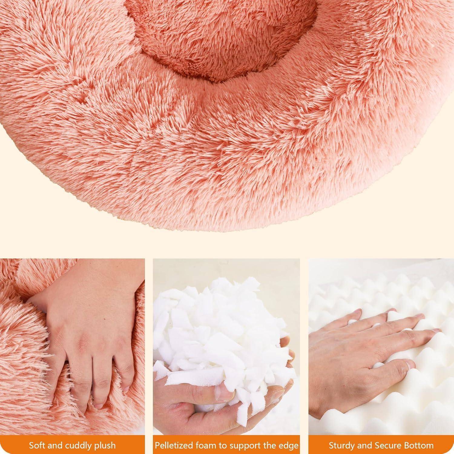 Ein rundes, flauschiges rosa Haustier-Bett mit drei Detailaufnahmen, die eine Hand zeigen, die das weiche Material, das Innenschaummaterial und die rutschfeste Unterseite drückt.
