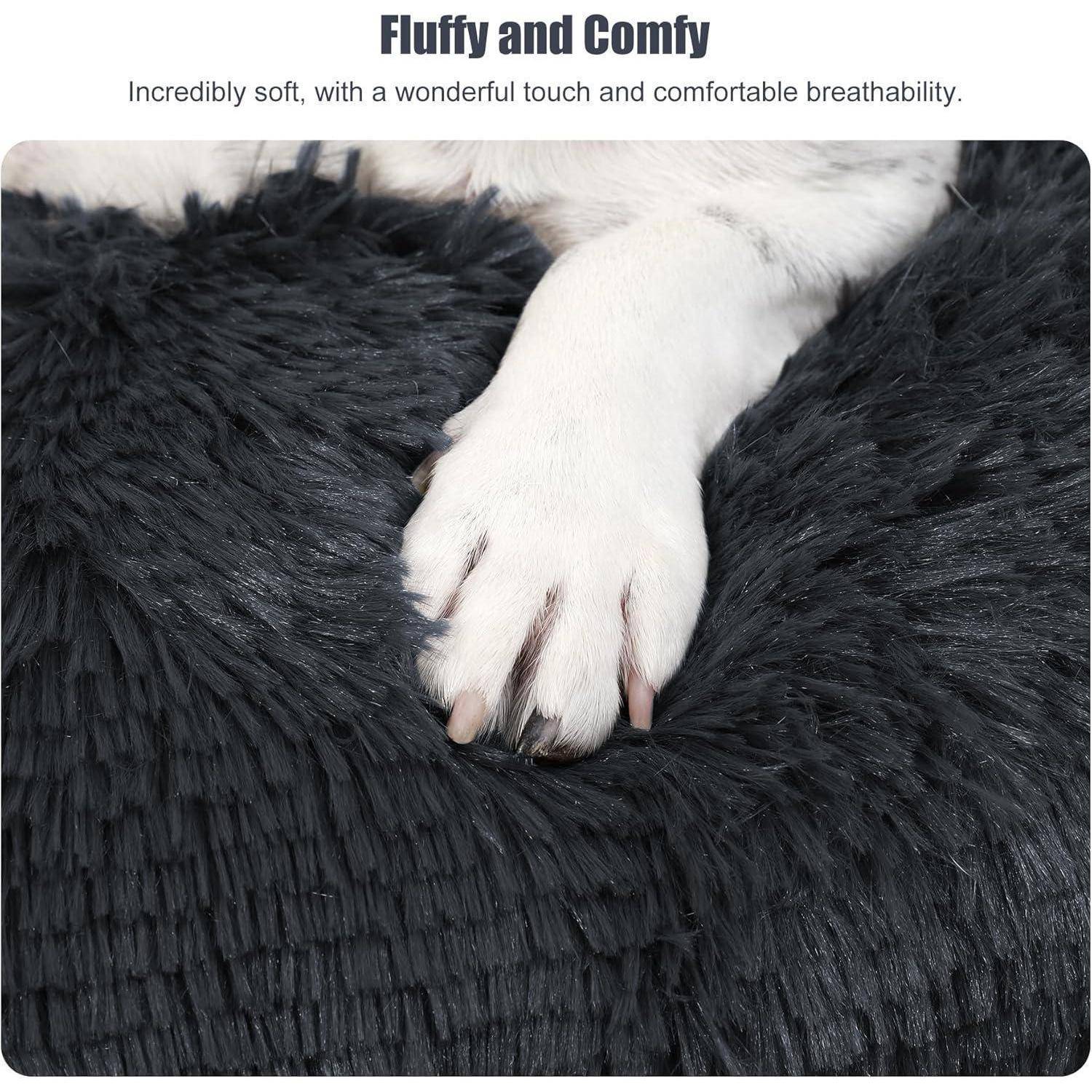 Eine weiße Hundetatze ruht auf einer flauschigen, dunklen Felloberfläche. Text darüber liest sich „Flauschig und Gemütlich