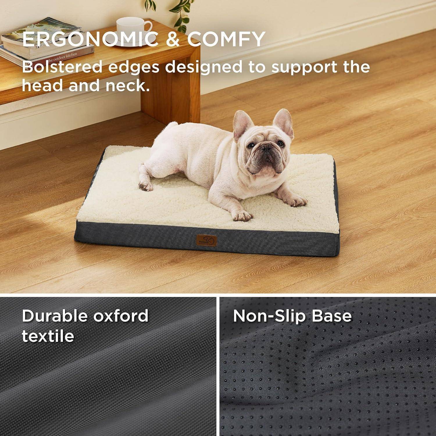 Ein Hund ruht gemütlich auf einem rechteckigen Hundebett auf einem Holzboden. Text lautet: 'Ergonomisch & Kuschelig.' Merkmale: gepolsterte Kanten, strapazierfähiger Stoff, rutschfeste Unterseite.