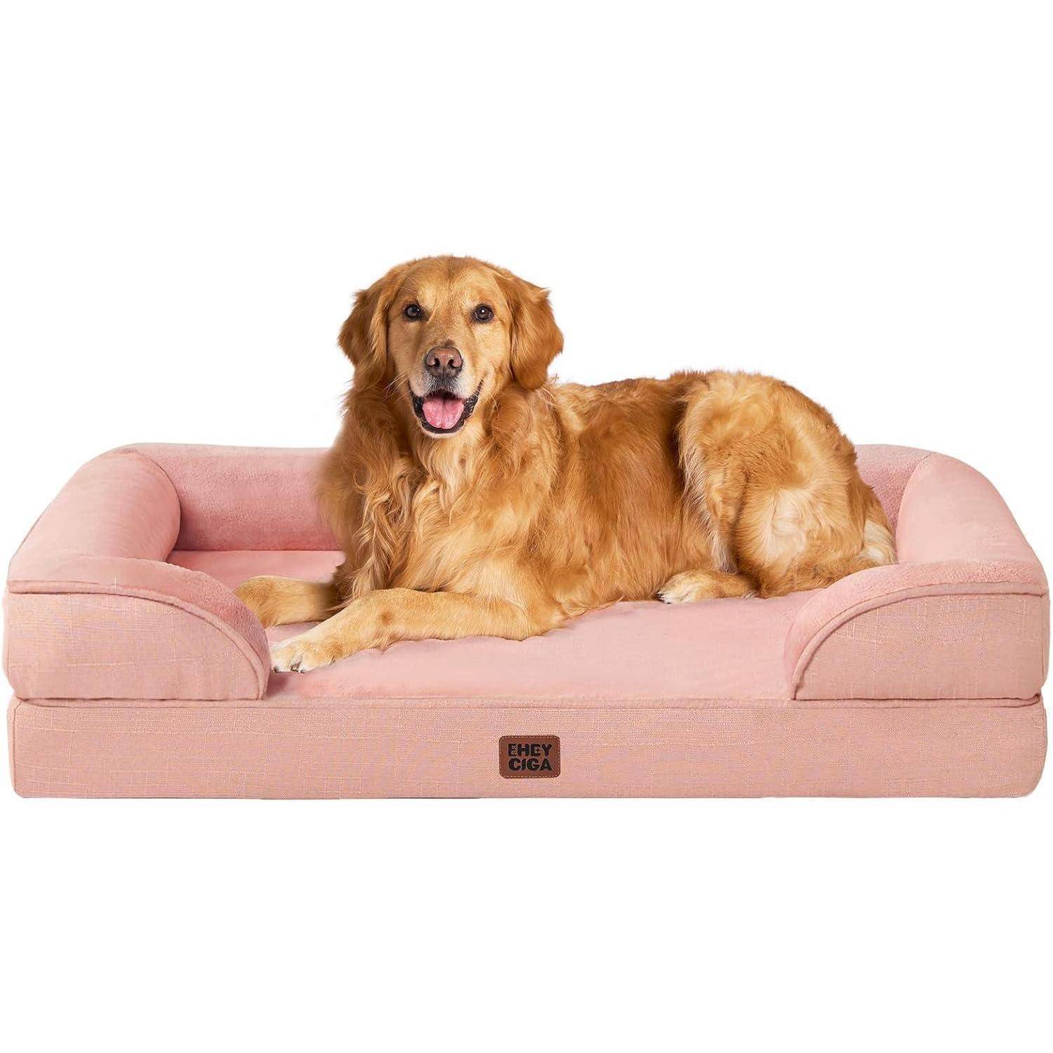 Ein Golden Retriever liegt gemütlich auf einem rosa Hundesofa und wirkt zufrieden und entspannt.