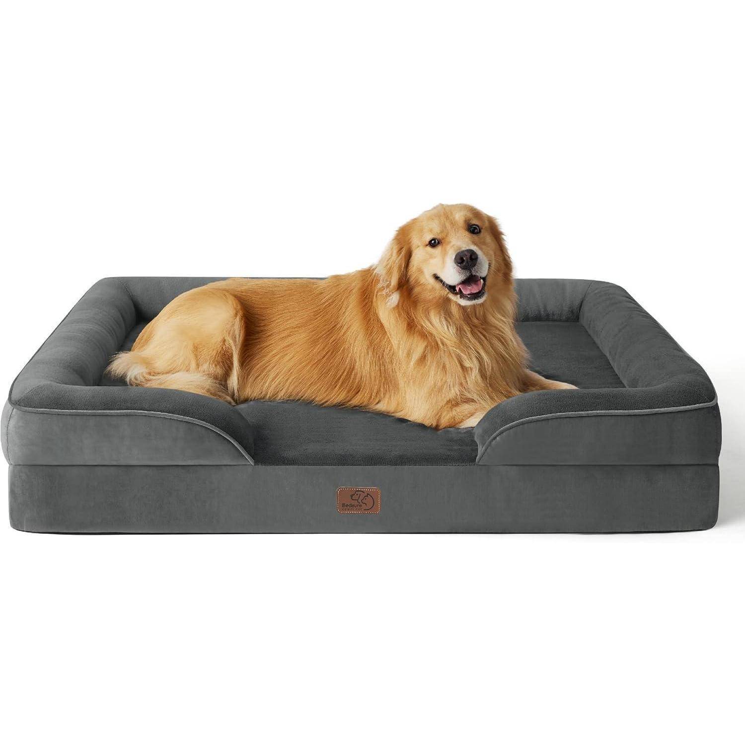 Ein Golden Retriever liegt behaglich auf einem großen, grauen rechteckigen Hundebett und wirkt zufrieden und entspannt.