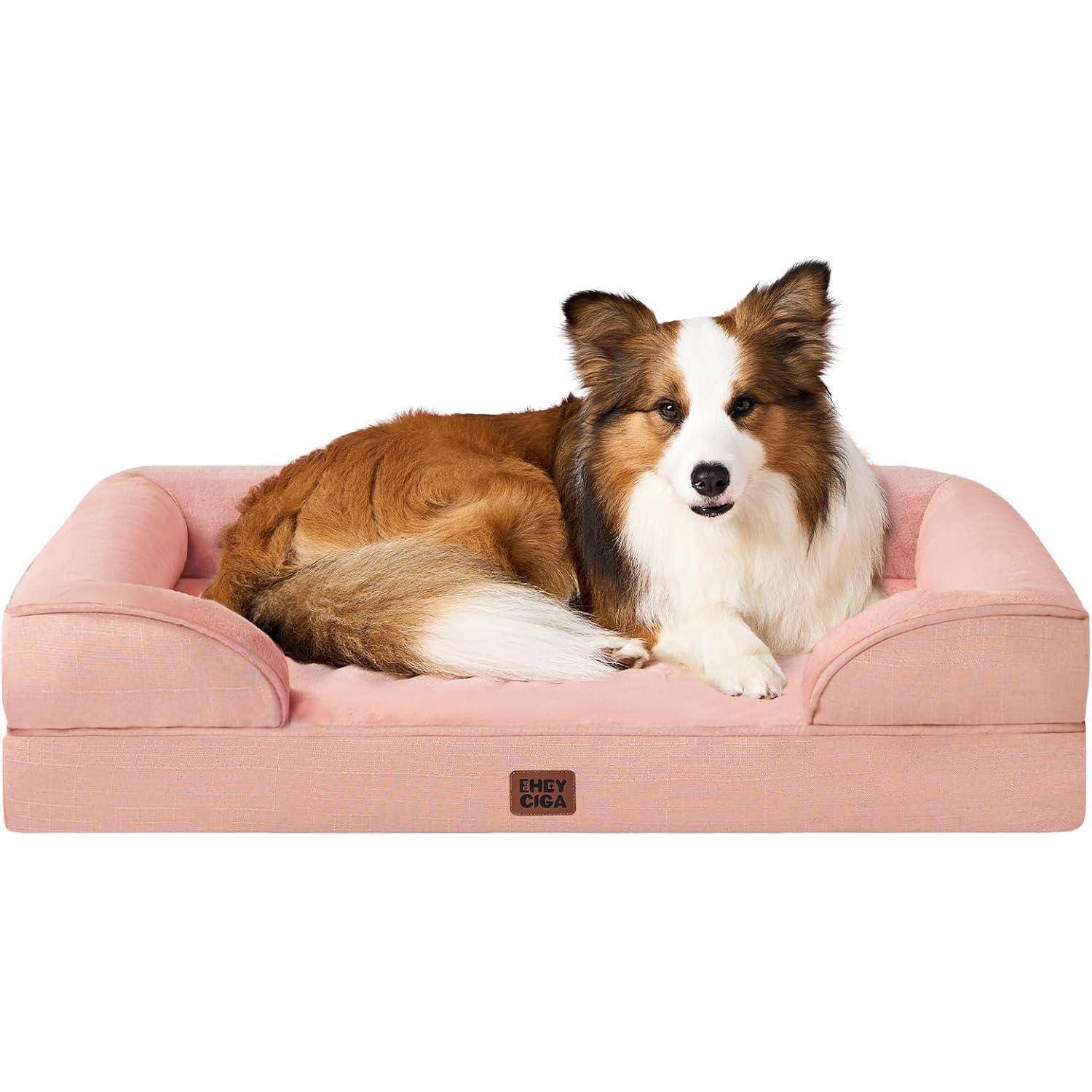 Ein braun-weißer Hund liegt behaglich auf einem plüschigen rosa Hundebett. Der Hund wirkt entspannt und zufrieden.
