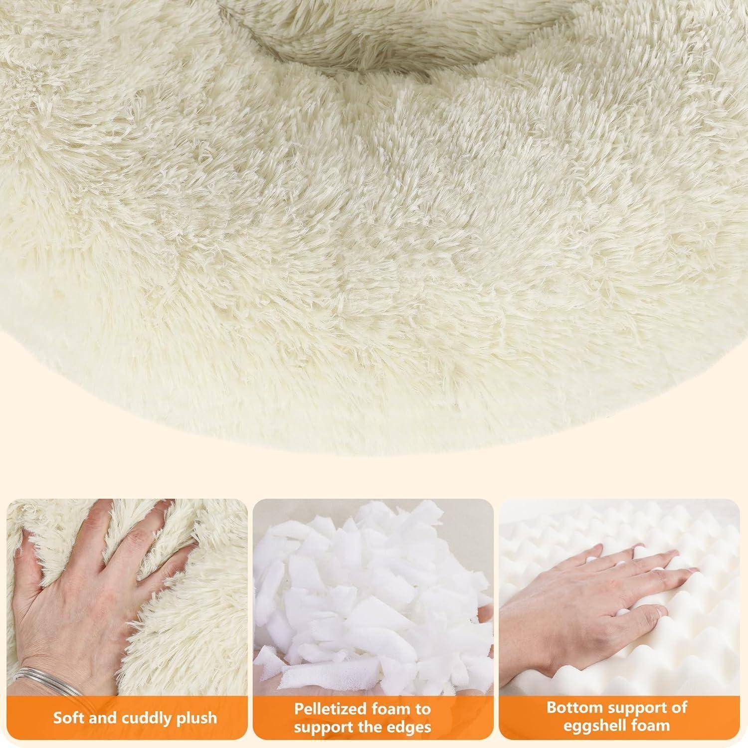 Ein flauschiges, beiges rundes Kissen wird gezeigt mit drei Einblendungen darunter: eine Hand, die es drückt, mit der Beschriftung „Weich und kuschelweich