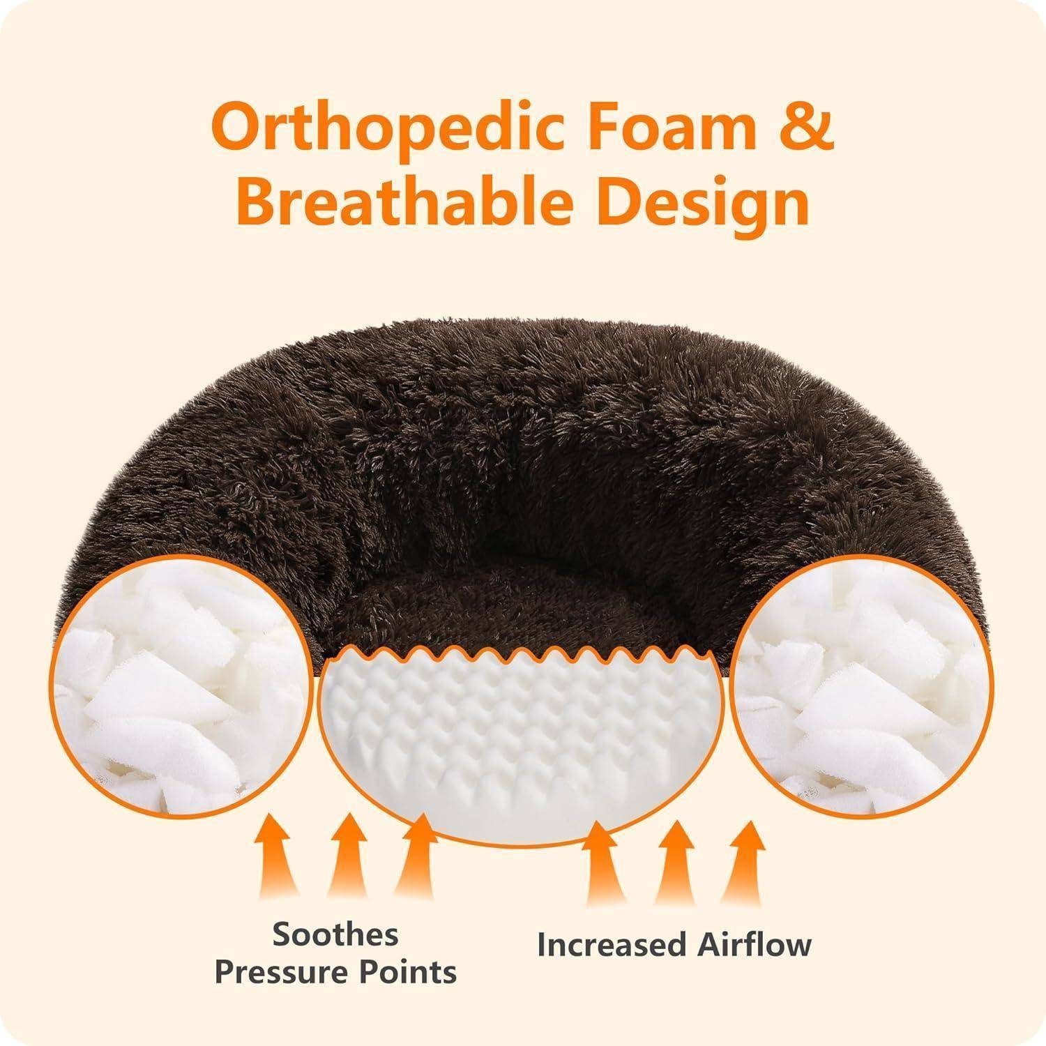 Hundebett mit orthopädischem Schaum und atmungsaktivem Design: lindert Druckstellen, erhöht die Luftzirkulation. Dunkle braune Kissen mit weißem Innenfutter.