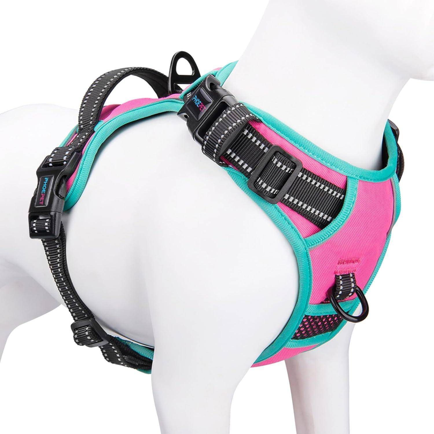 Ein rosa und türkisfarbenes Hundegeschirr mit reflektierenden Riemen, das für Sicherheit und Komfort entwickelt wurde, präsentiert auf einer weißen Hunde-Schaufensterpuppe.