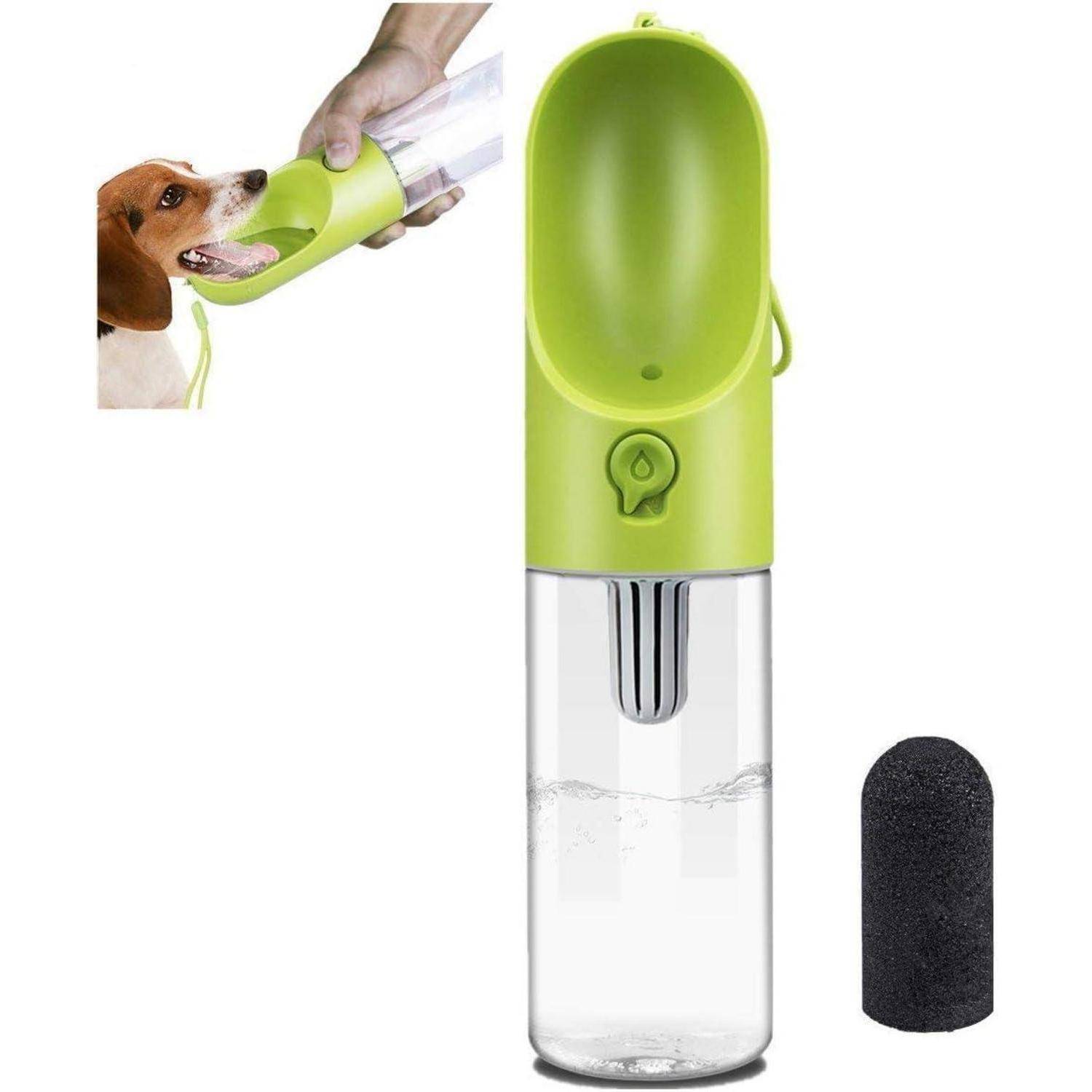 Eine tragbare grüne Haustier-Wasserflasche, die verwendet wird, um einem kleinen Hund Wasser zu geben, wobei die Hand das Gerät bedient.