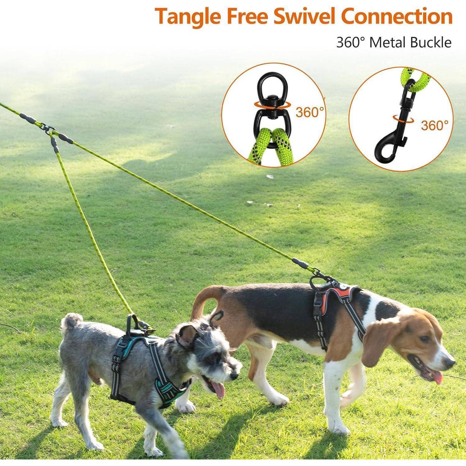 Zwei Hunde mit Geschirren sind an einer Leine mit einer verwicklungsfreien Drehverbindung angebracht. Die Detailansicht zeigt die 360° Metallschnalle.