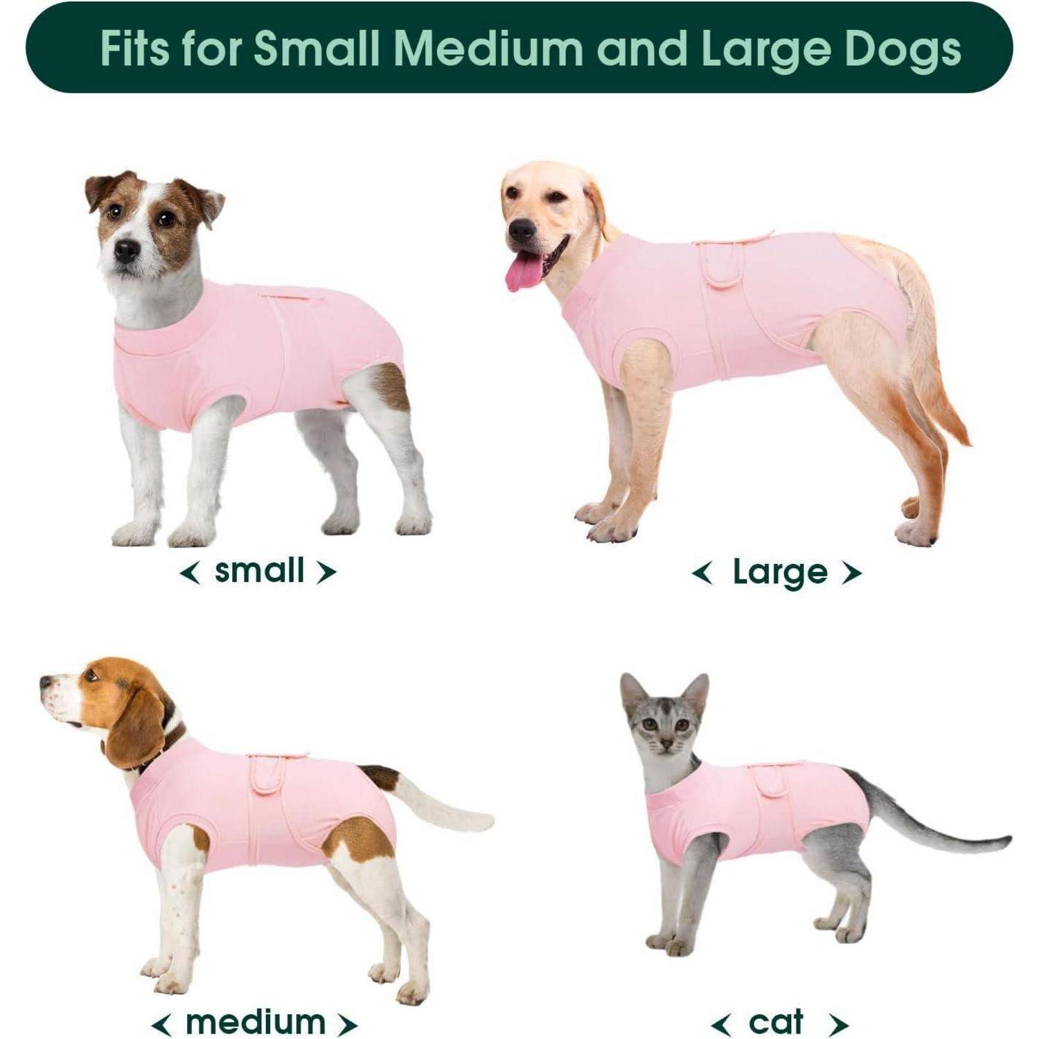 Hunde und eine Katze, die rosa Kleidung tragen, mit Größenbezeichnungen für 'klein', 'mittel', 'groß' und 'Katze', die die Passform für verschiedene Haustiere veranschaulicht.
