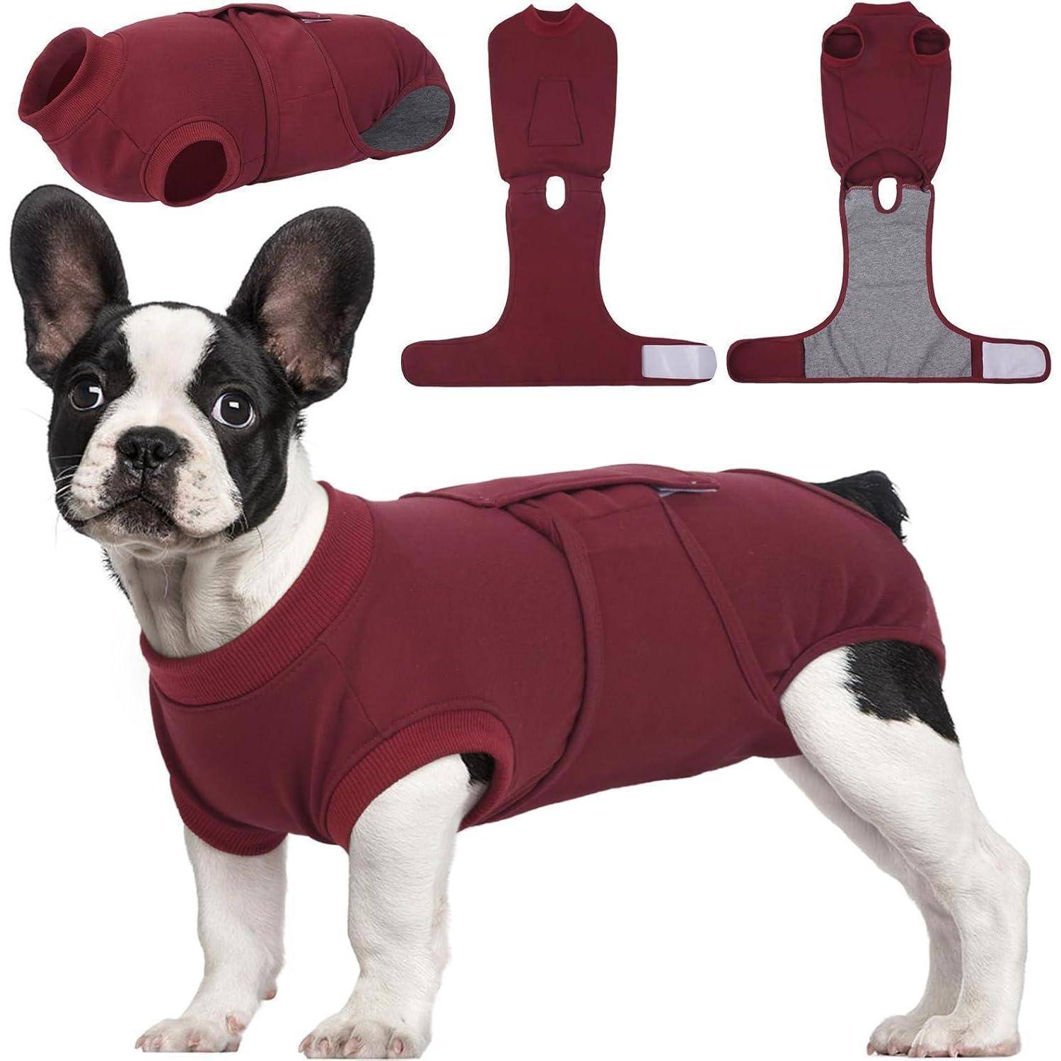 Ein Französische Bulldogge trägt einen bordeauxroten Hundemantel, mit drei Bildern, die den Mantel von verschiedenen Winkeln flach zeigen und sein Design hervorheben.