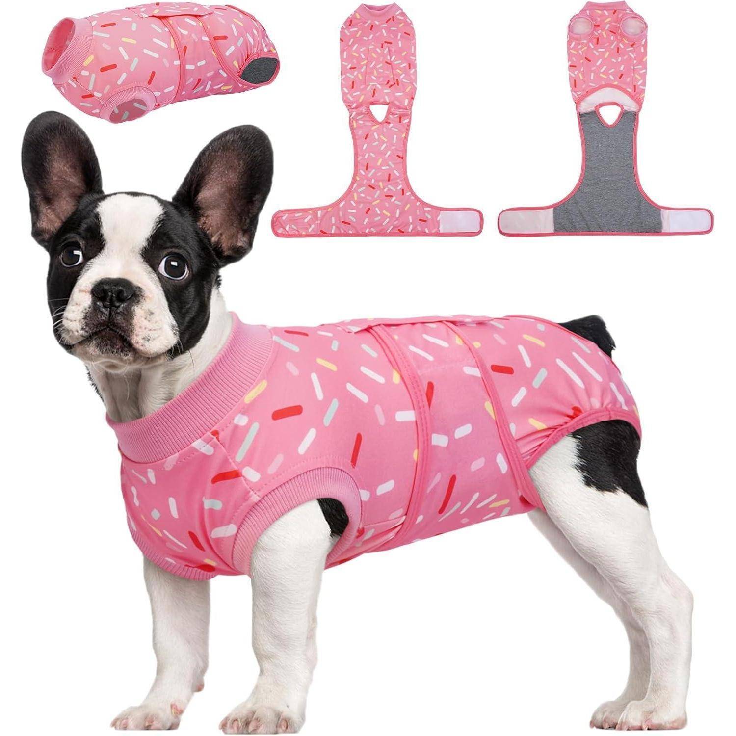 Ein schwarz-weißer Hund trägt einen rosa Anzug mit Streuselmustern. Zusätzliche Ansichten zeigen den Anzug ausgebreitet, wobei seine Passform hervorgehoben wird.