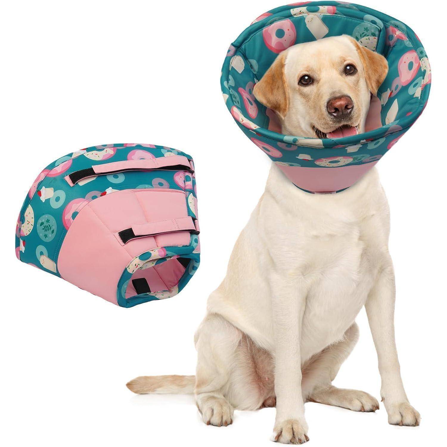 Ein Hund trägt einen bunten, gepolsterten Genesungskegel mit einem Donut-Muster, der entwickelt wurde, um das Lecken oder Beißen von Verletzungen zu verhindern. Ein weiterer Kegel ist zusammengefaltet zu sehen.