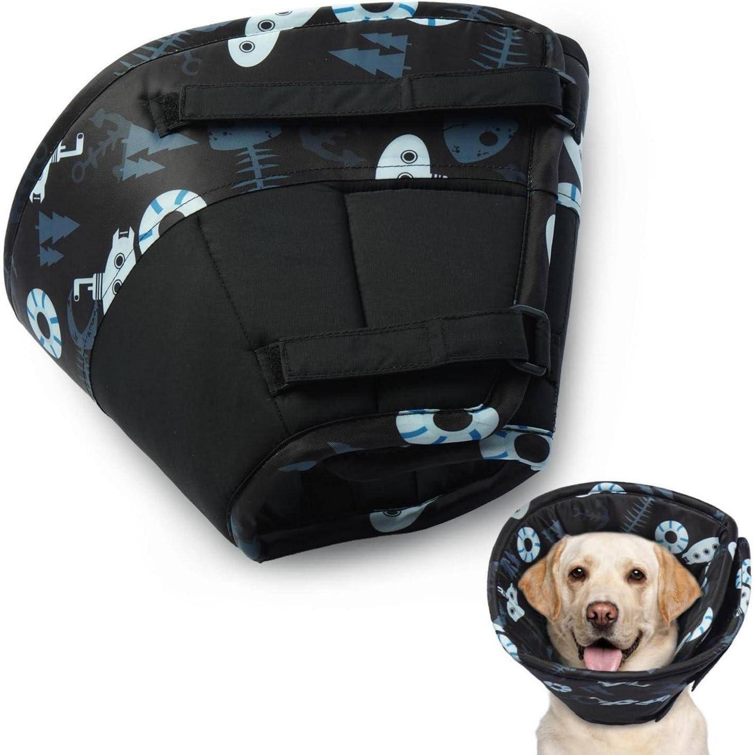Ein Hund trägt einen schützenden blauen und schwarzen Stoffkegel mit einem verspielten Muster aus Bäumen und Augen, der für Komfort und Sichtbarkeit konzipiert ist.
