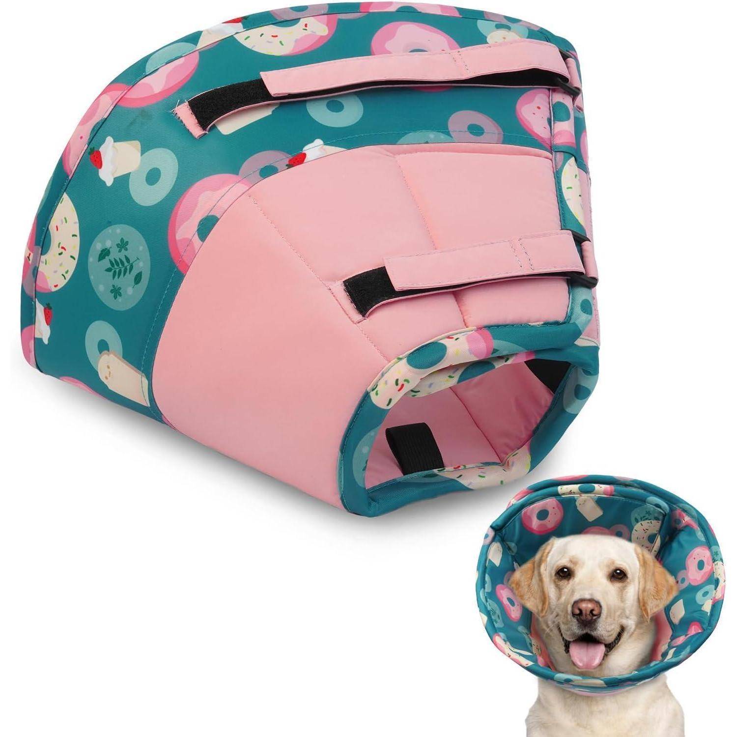 Ein Hund mit einem bunten, donutgemusterten Schutzkragen, der für Komfort und Beweglichkeit entwickelt wurde, dargestellt mit dem Kragen allein darüber.