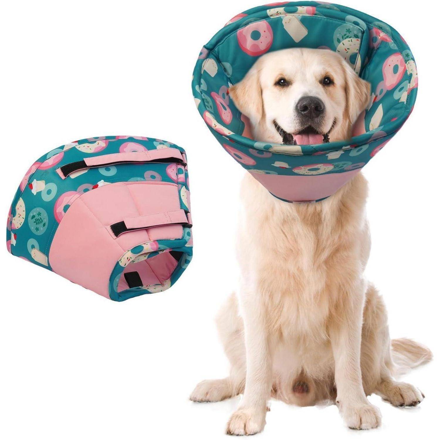 Ein Golden Retriever, der einen Halskegel mit einem bunten Muster trägt, der ihn daran hindert, sich zu lecken oder zu kratzen. Der Kragen wird aus zwei verschiedenen Winkeln gezeigt.