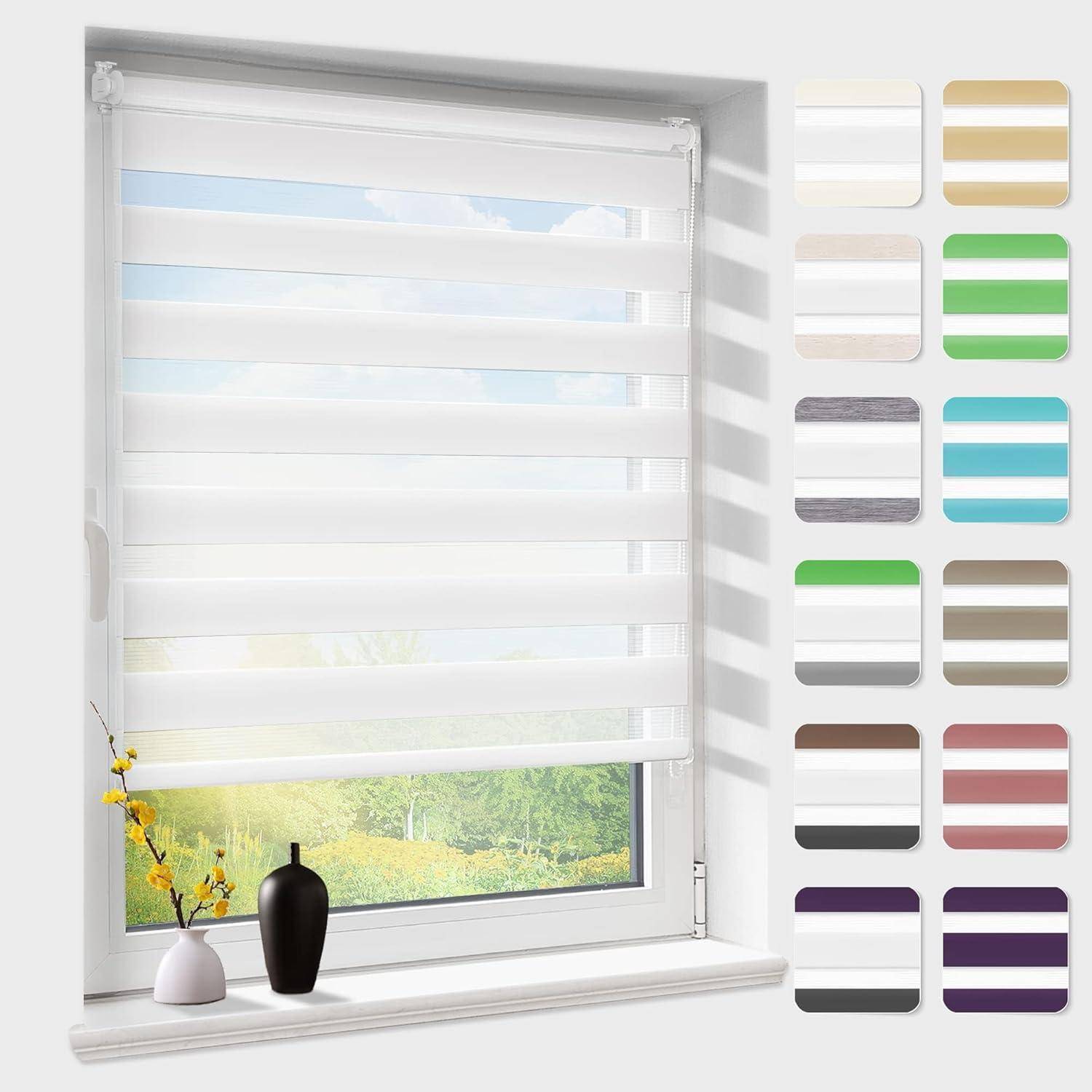 Ein Fenster mit weißen horizontalen Jalousien, teilweise geöffnet, um eine sonnige Landschaft zu zeigen. Farbmuster für verschiedene Jalousien-Optionen werden rechts präsentiert.