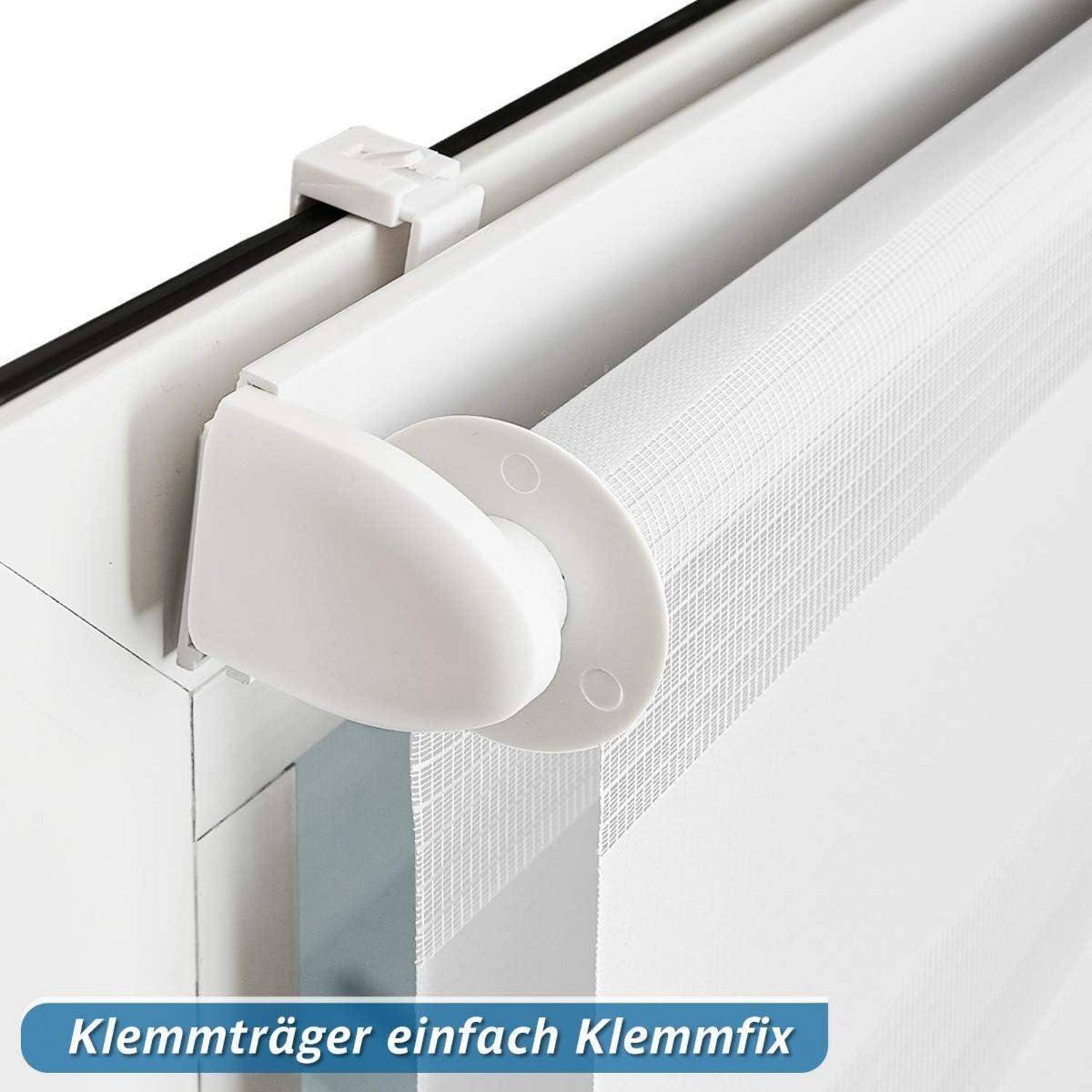 Nahaufnahme eines Fensters mit einer weißen Jalousie, die mit einem Klemmträger befestigt ist; Bildunterschrift lautet 'Klemmträger einfach Klemmfix'.