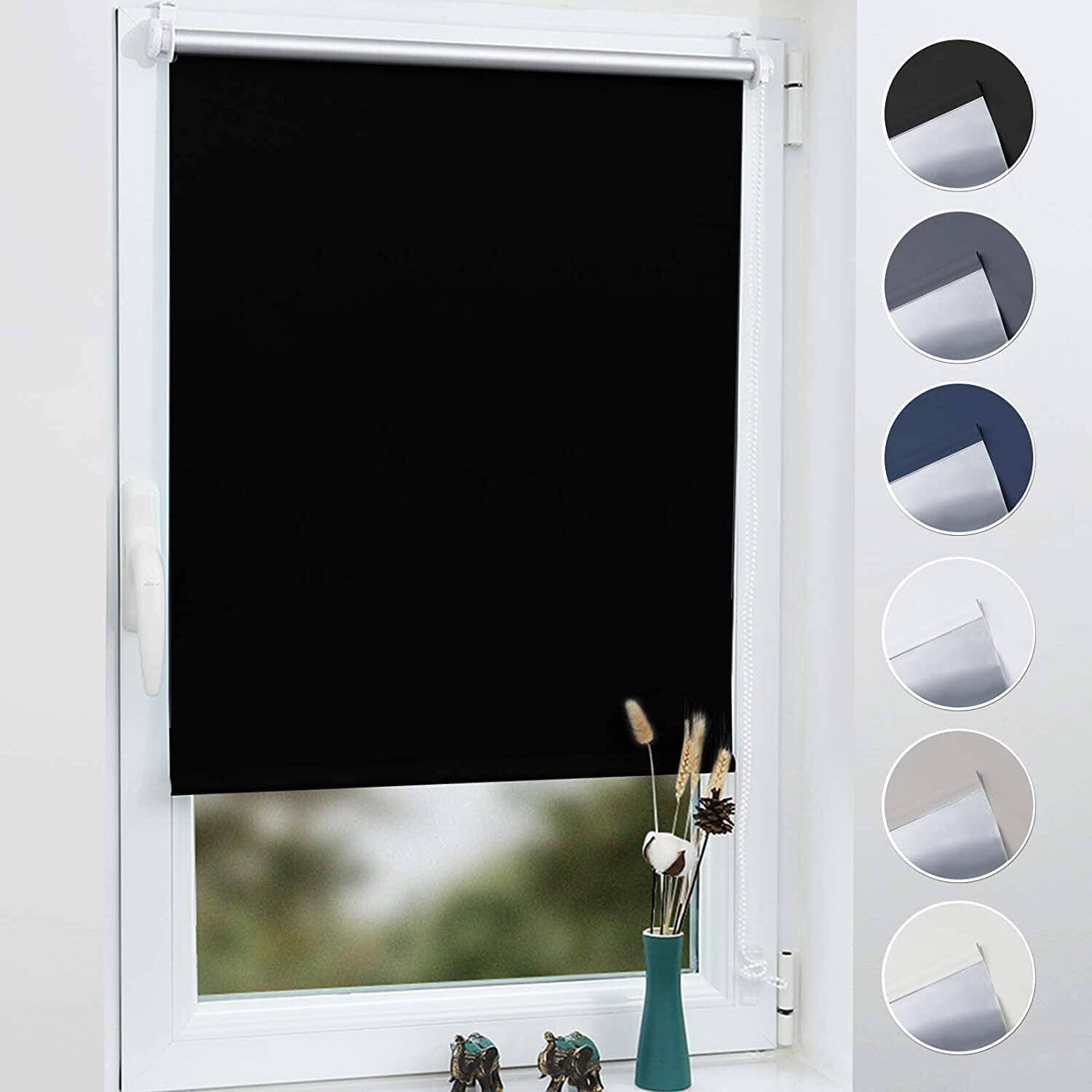 Ein Fenster mit einer halb heruntergelassenen schwarzen Jalousie. Muster an der Seite zeigen Farbvariationen von Weiß bis Dunkelgrau. Eine Vase mit Blumen steht auf der Fensterbank.