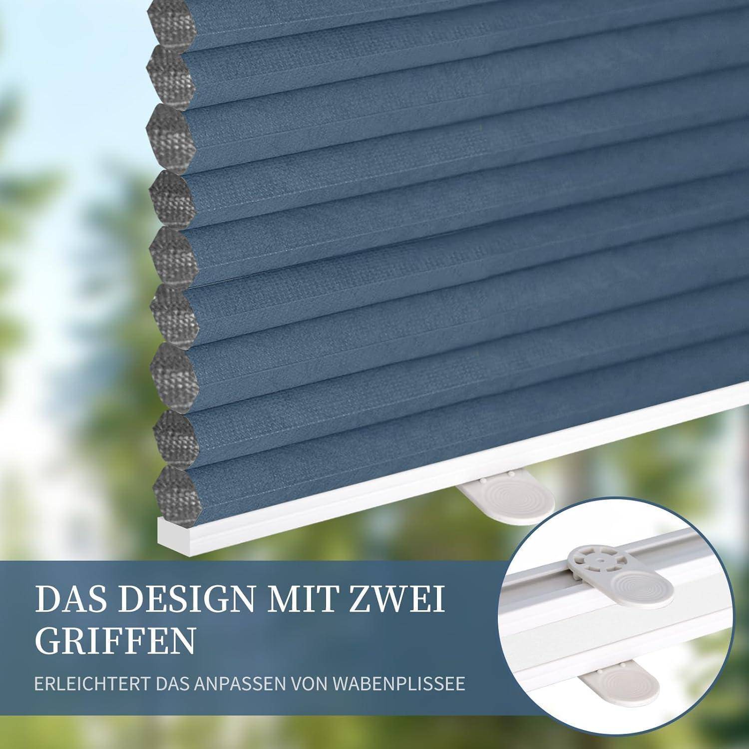 Vertikal gefalteter blauer Fenstervorhang mit ergonomischem Griff für einfache Bedienung.