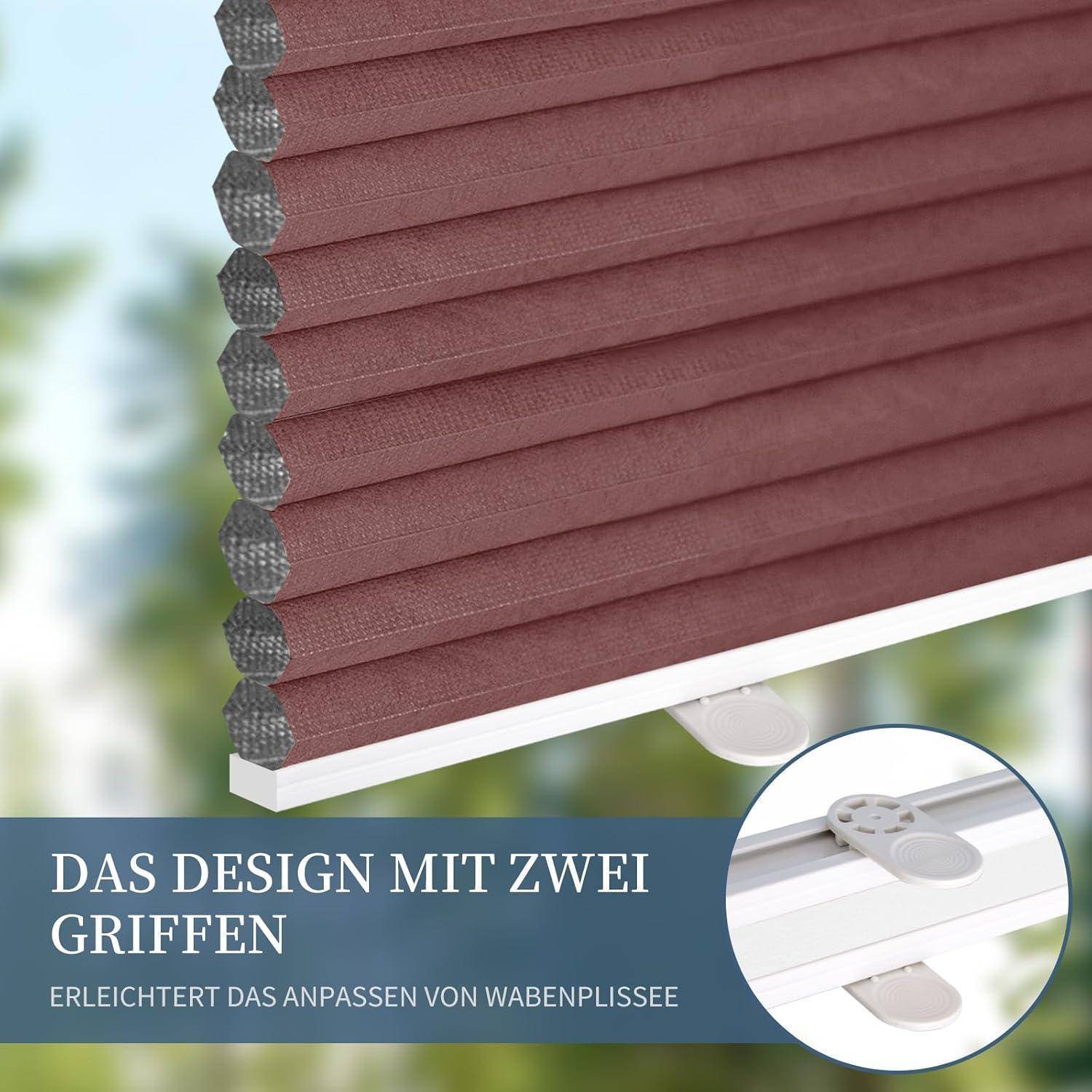 Ein Fenster mit rotbraunen Faltenvorhängen; eine Nahaufnahme zeigt zwei Griffhandlungen für einfache Anpassung.