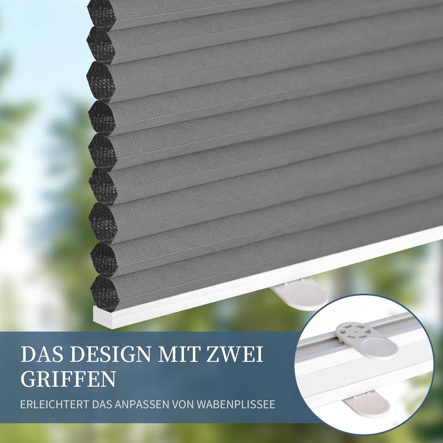 Ein dunkelgrauer geraffter Vorhang bedeckt teilweise ein helles Fenster, mit einer kreisförmigen Einlage, die einen Griff zum Verstellen der Vorhangposition zeigt.