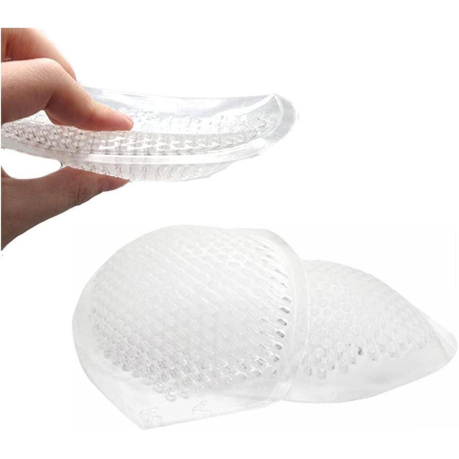 Eine Hand, die ein Paar transparente, strukturierte Schuheinlagen hält und deren flexible und gepolsterte Konstruktion präsentiert.