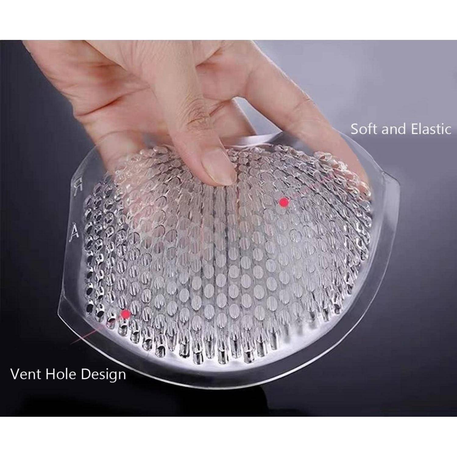 Eine Hand hält eine transparente, flexible Polsterung mit weichen, runden Vorsprüngen und Belüftungslöchern, gekennzeichnet mit 