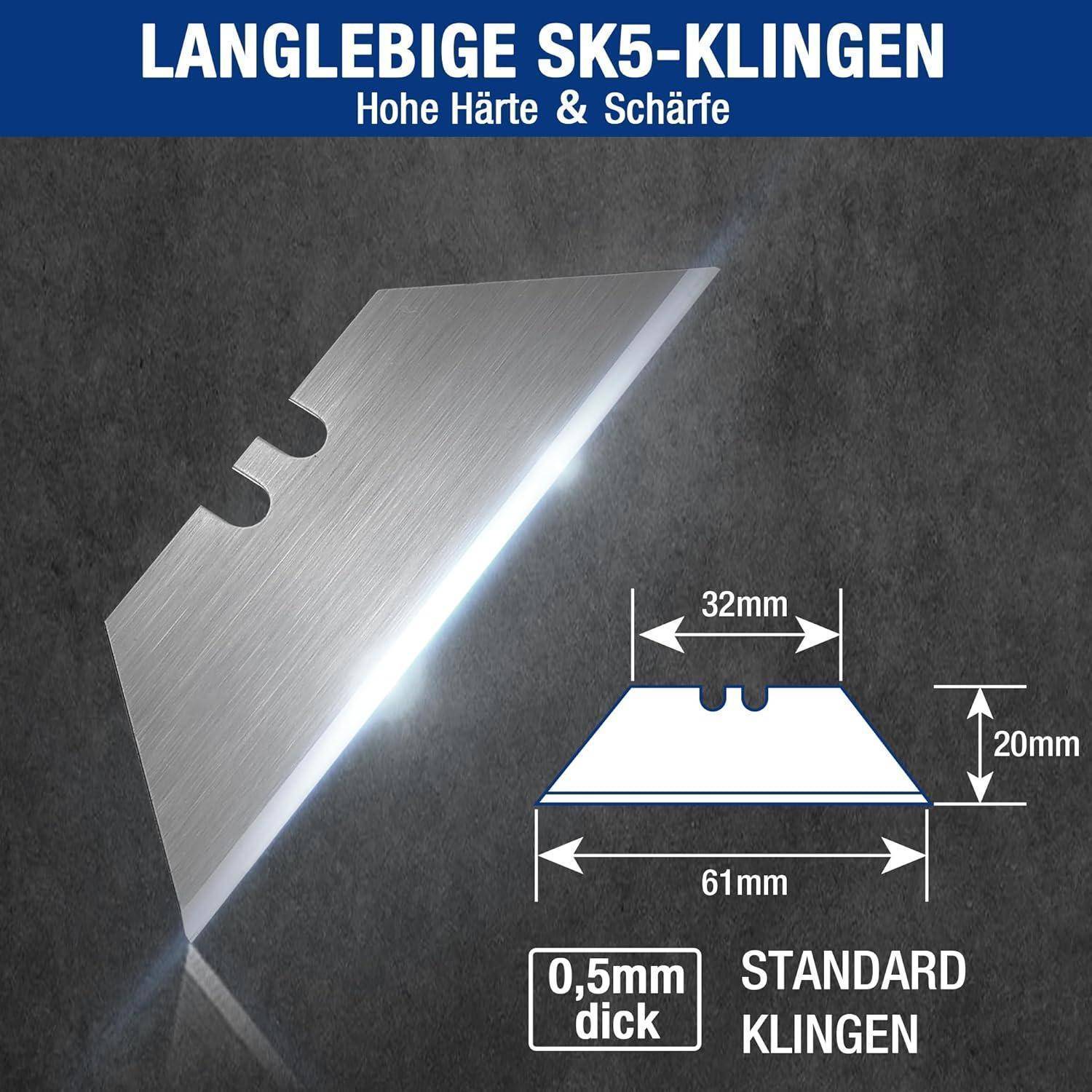 Eine Nahaufnahme einer Rasierklinge vor einem blauen Hintergrund, die ihre Größe von 61 mm Breite und 0,5 mm Dicke hervorhebt, mit SK5-Material für Langlebigkeit.