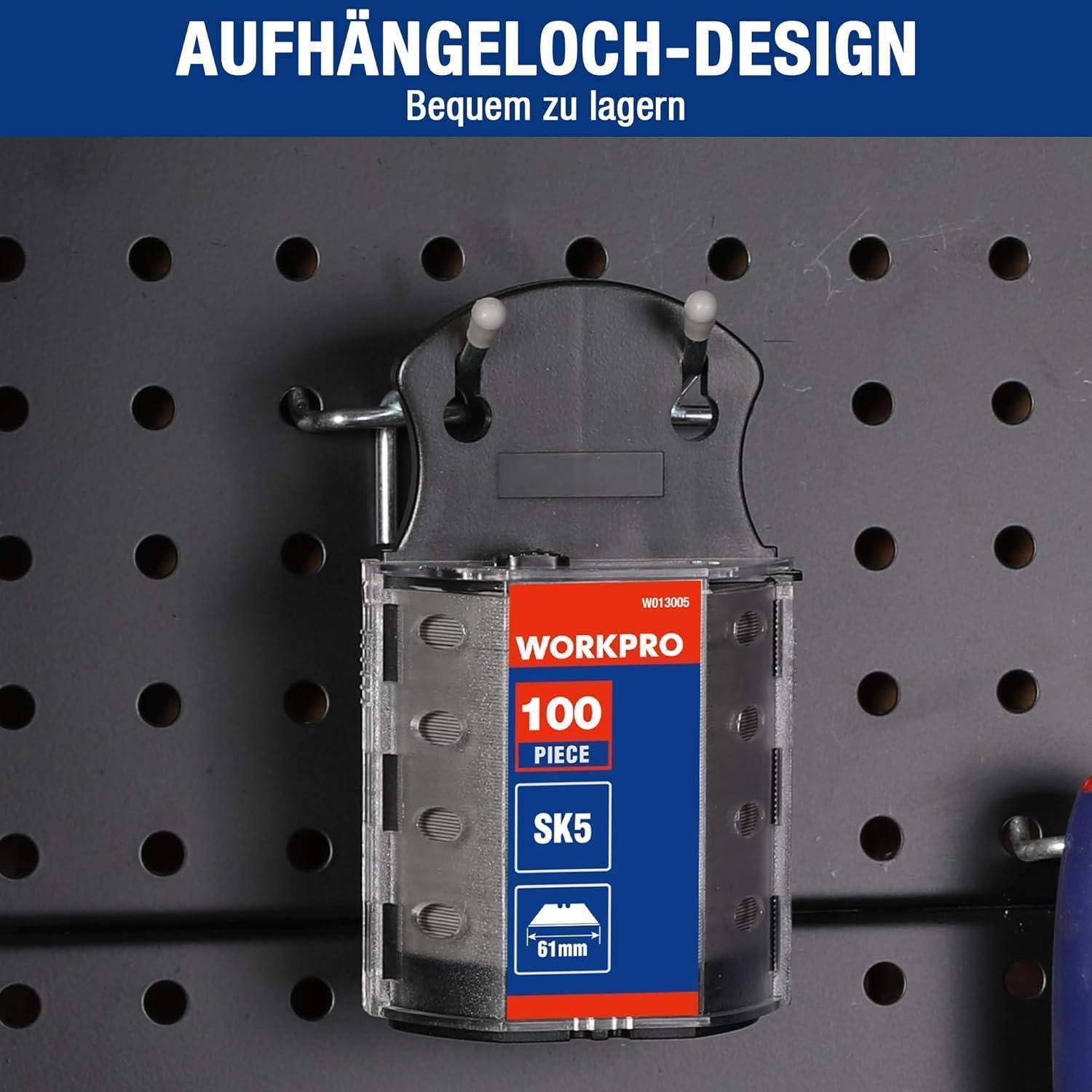 Eine Packung mit 100 Workpro SK5 Universalmesserklingen hängt an einer gelochten Wanddisplay, darüber mit dem Etikett 'Aufhängeloch-Design Bequem zu lagern' gekennzeichnet.