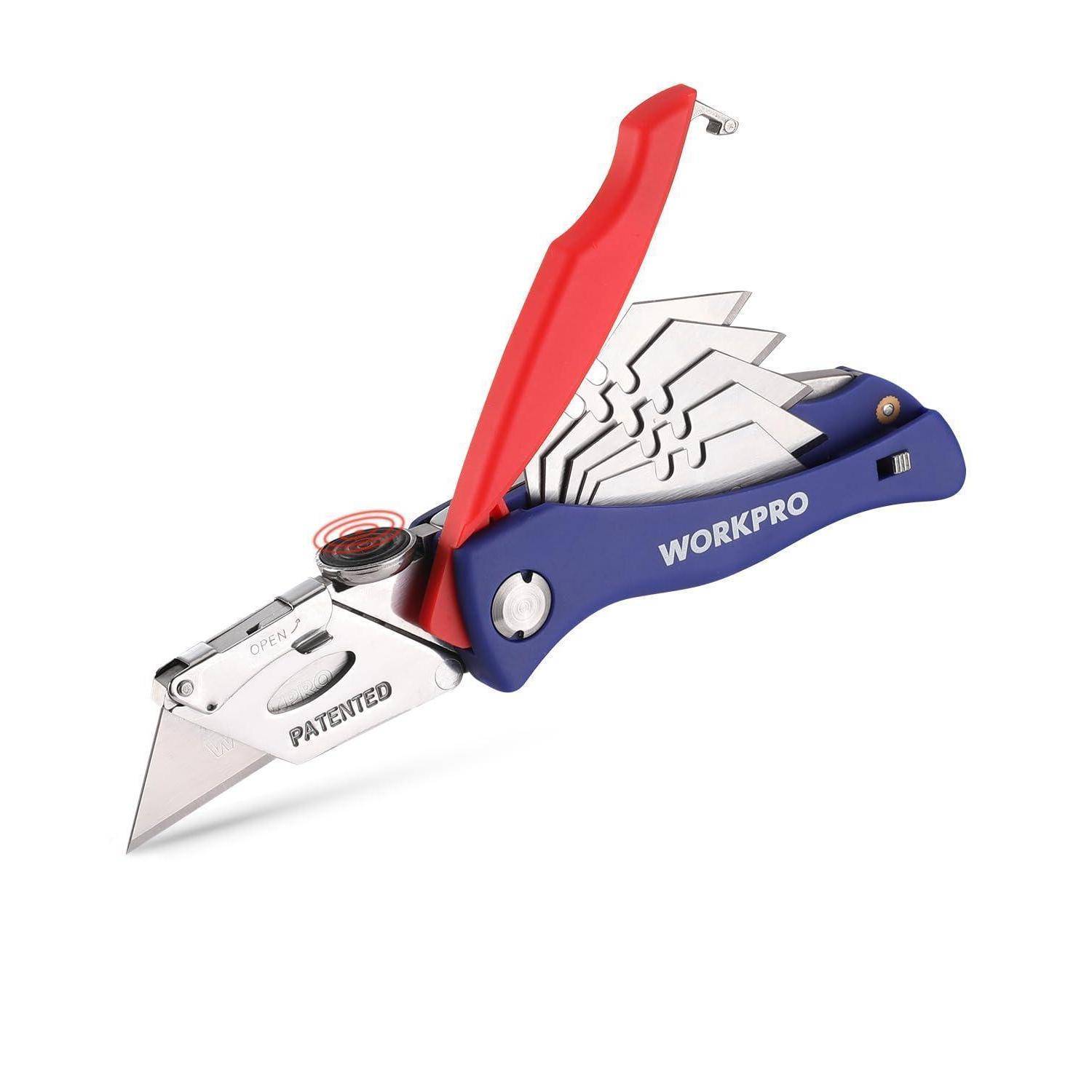 Ein multifunktionales Utility-Messer mit einem rot-blauen Griff, beschriftet mit 'WORKPRO', ausgestattet mit auswechselbaren Klingen und einem markanten Verriegelungsmechanismus.