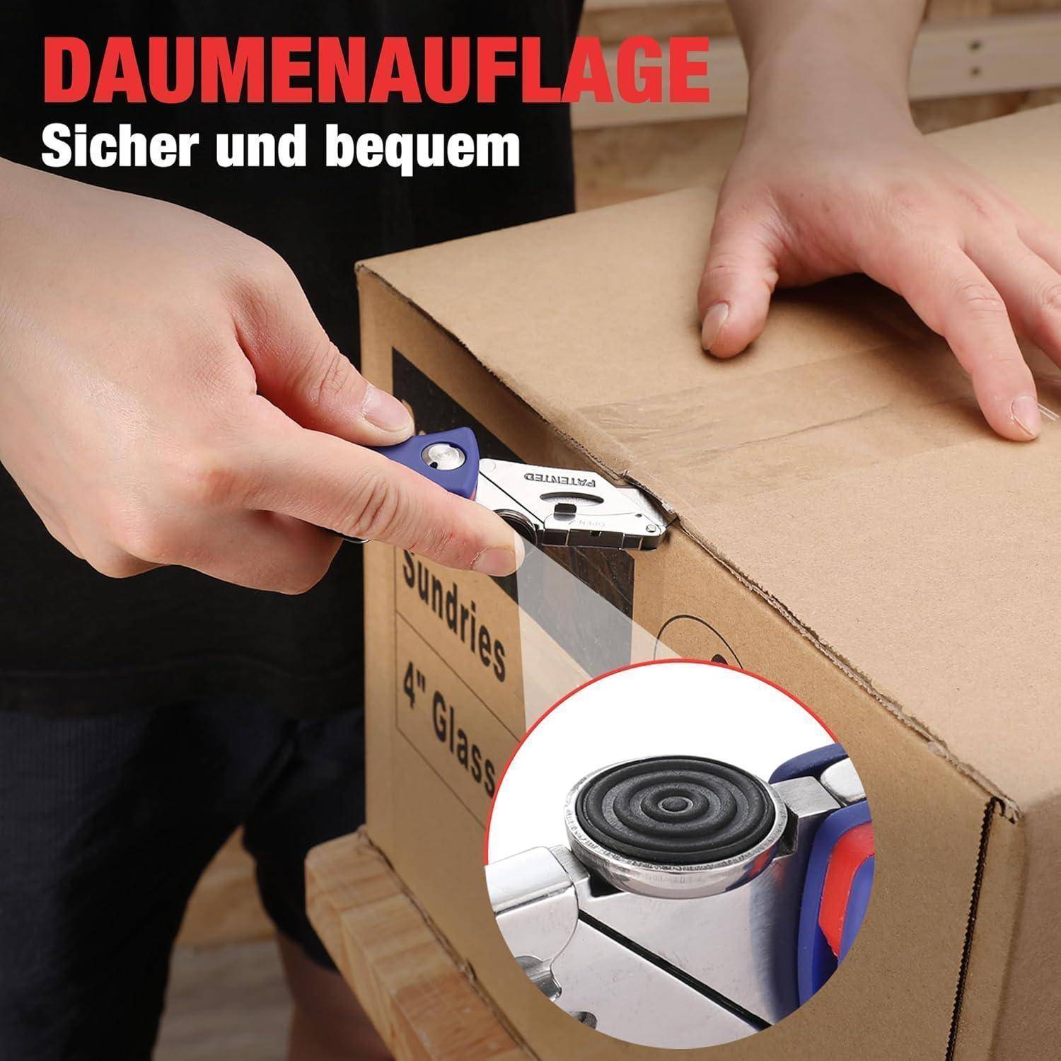 Eine Hand benutzt einen Klebebandabroller, um eine Kiste zu versiegeln. Der Text liest sich: 'Daumenauflage Sicher und bequem'. Eine Detailaufnahme zeigt einen Nahblick auf die Details des Abrollers.