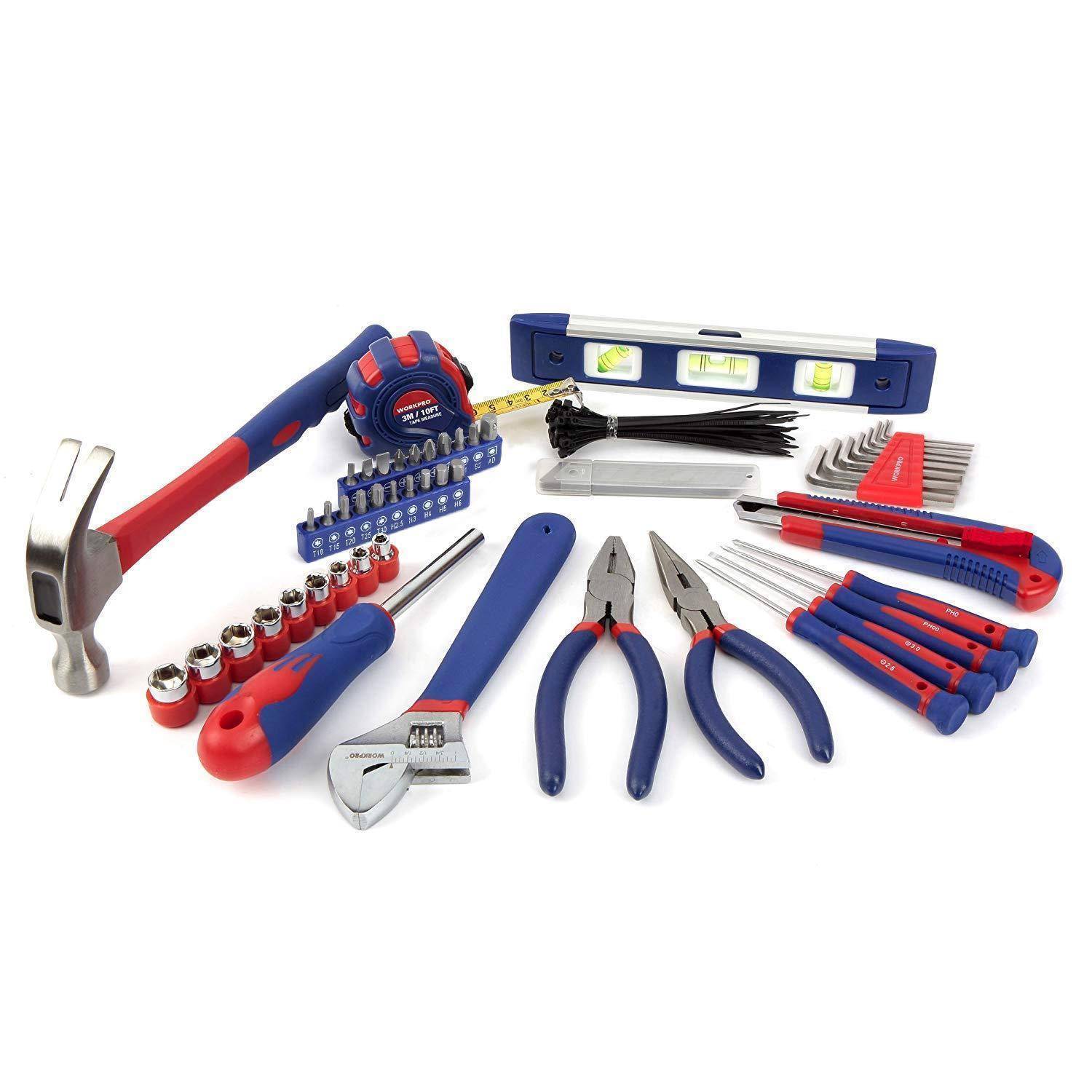 Ein Satz verschiedener Handwerkzeuge, darunter ein Hammer, Zange, Schraubendreher und ein Schraubenschlüssel, ordentlich auf einer weißen Oberfläche angeordnet.