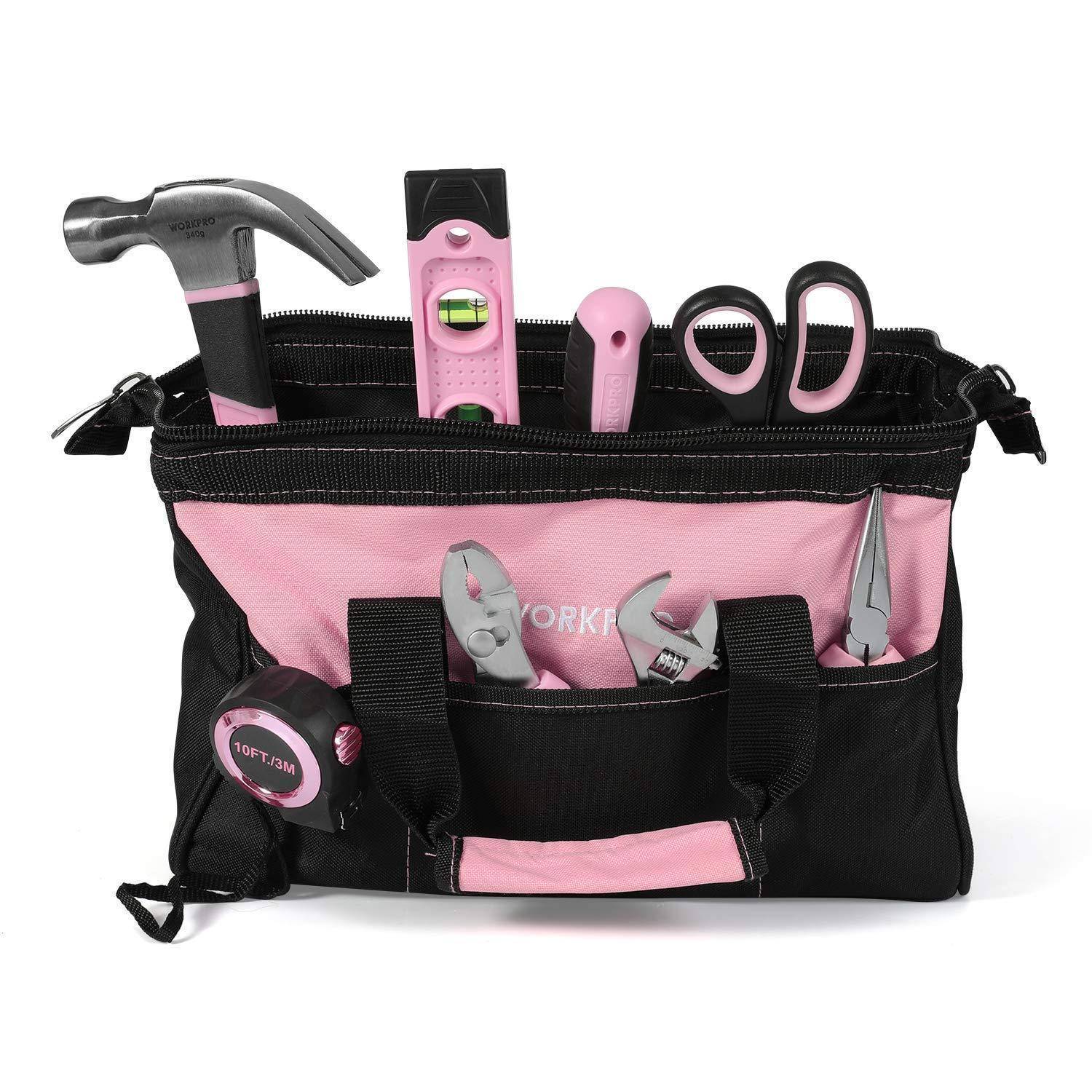 Eine rosa und schwarze Werkzeugtasche, die einen Hammer, Maßband, Zange, Schere und eine Wasserwaage für grundlegende Heimreparaturen enthält.