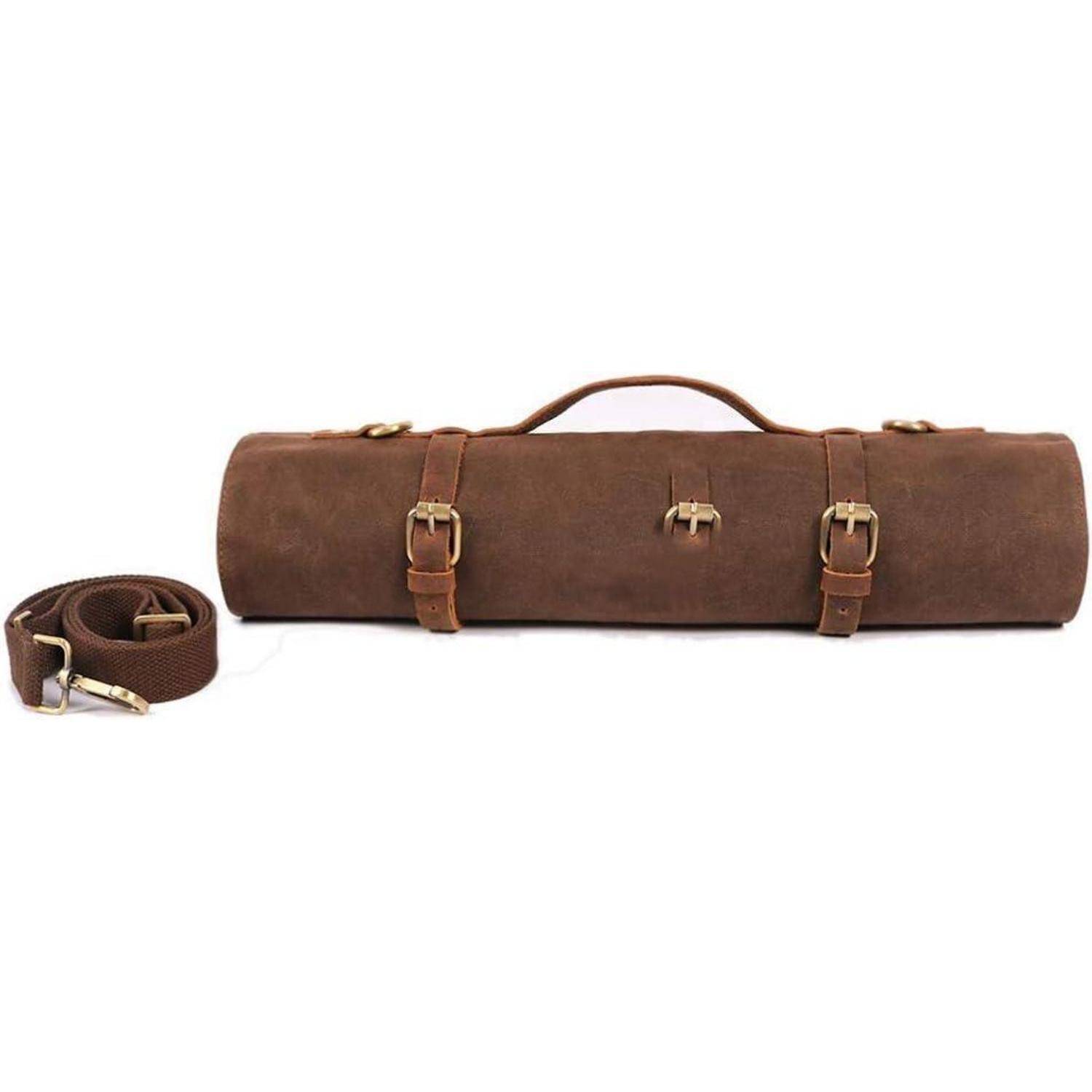Braune Ledertasche in Zylinderform mit verstellbarem Schultergurt und Metallschnallen, konzipiert für Mobilität und Stil.