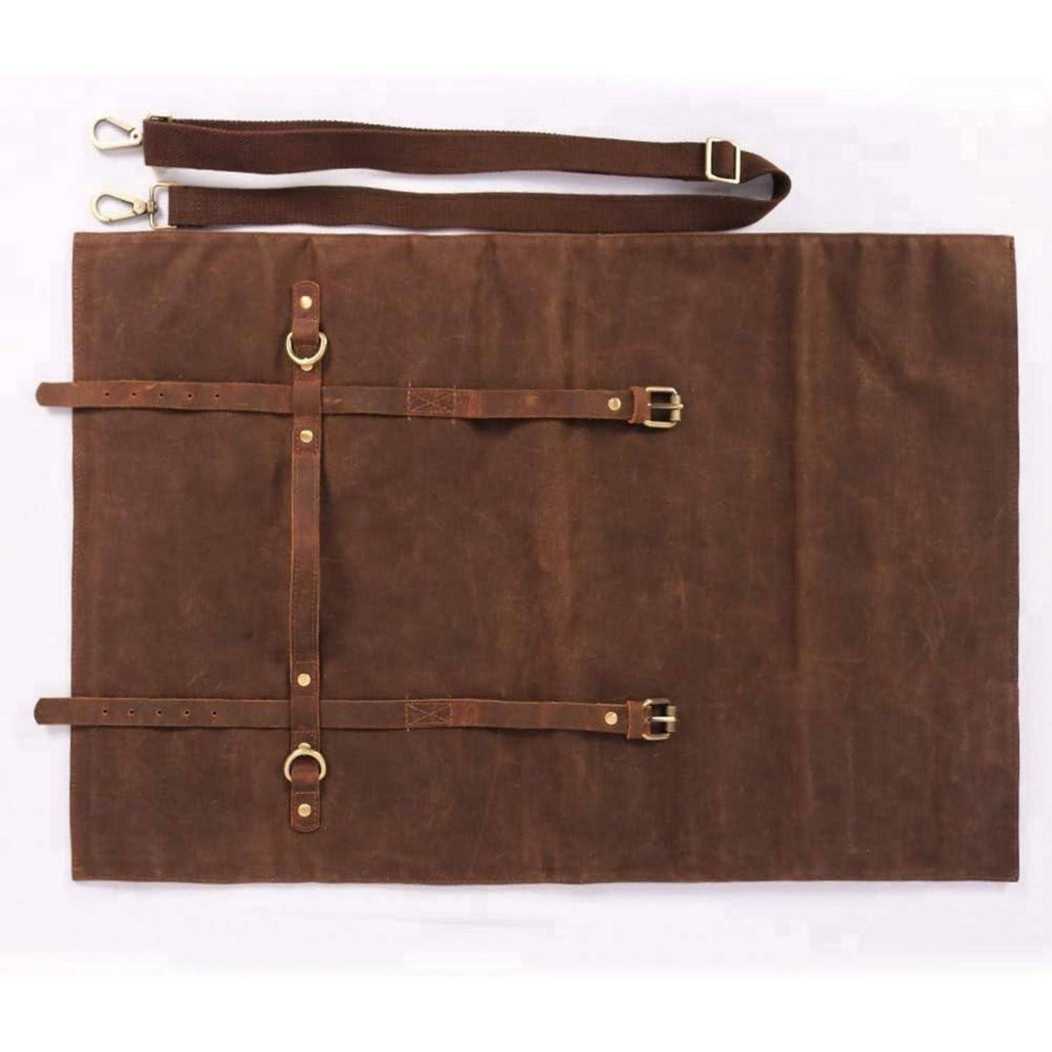 Eine braune Lederwerkzeugtasche ist ausgebreitet, mit verstellbaren Riemen und Schnallen zum Sichern von Werkzeugen. Ein abnehmbarer Riemen liegt daneben.