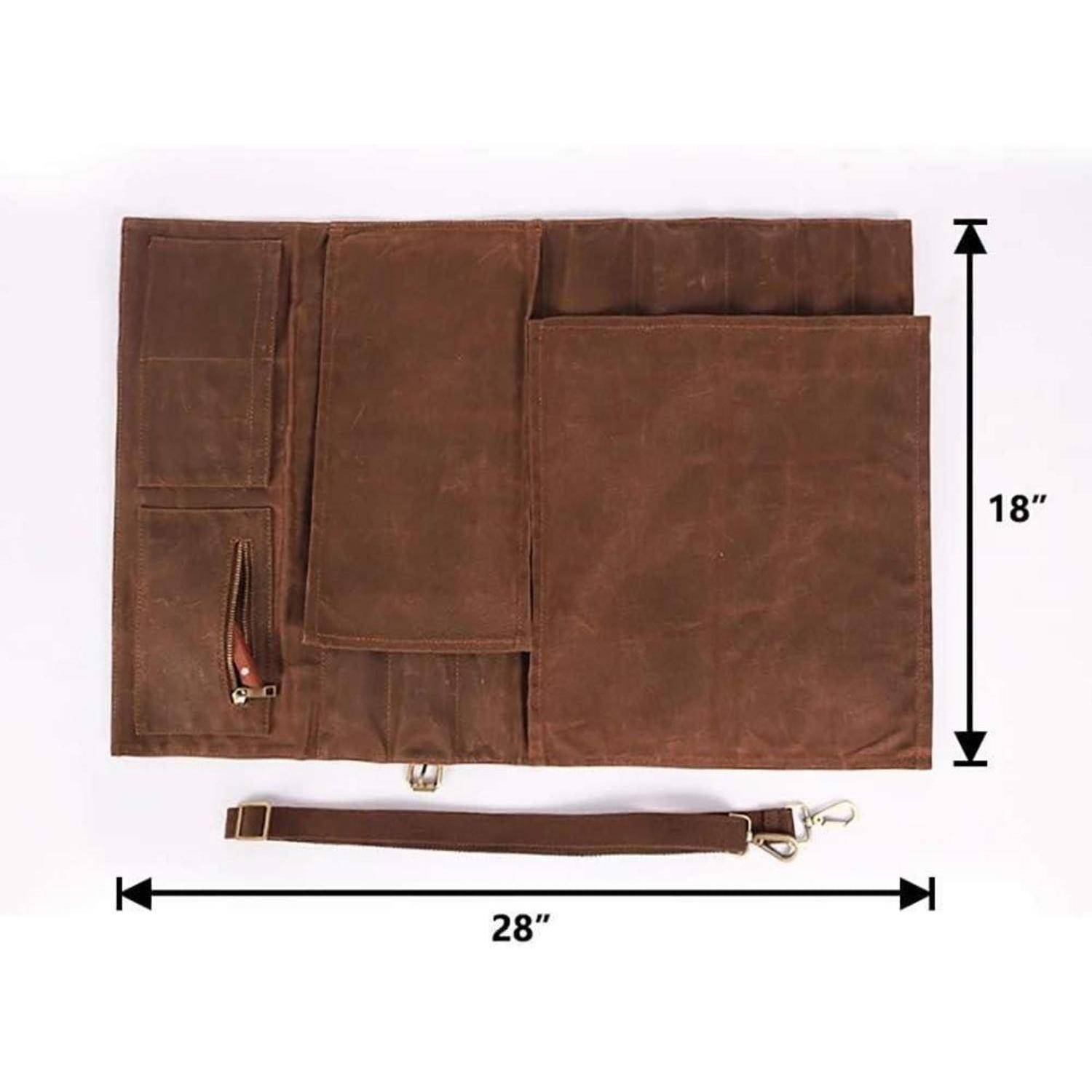 Eine braune Lederwerkzeugtasche mit mehreren Taschen und einem abnehmbaren Gurt, 28 Zoll breit und 18 Zoll hoch; flach ausgebreitet.