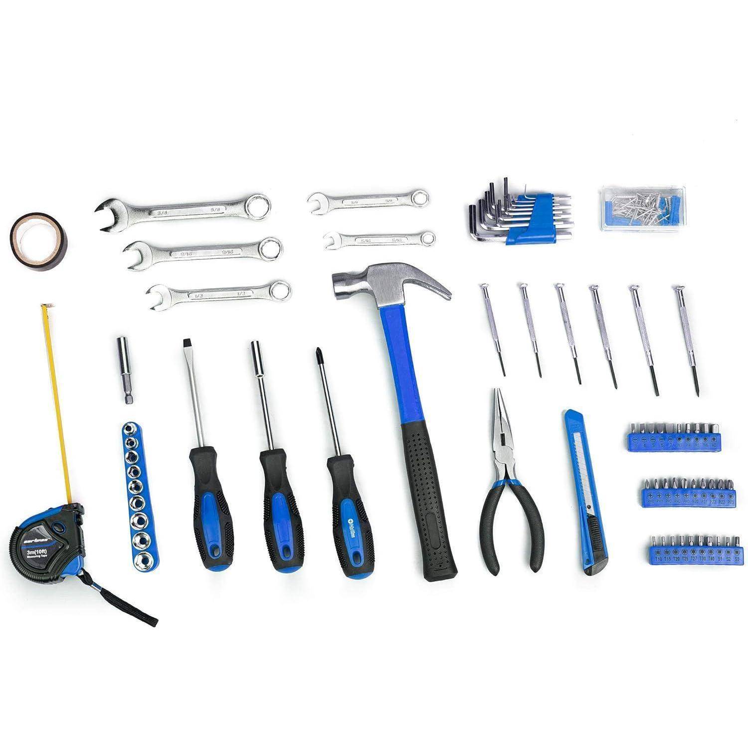 Eine sorgfältig angeordnete Werkzeugtasche mit einem Hammer, Schraubendrehern, Schraubenschlüsseln, Zangen, Maßband, Sechskantschlüsseln und Schrauben auf weißem Hintergrund.