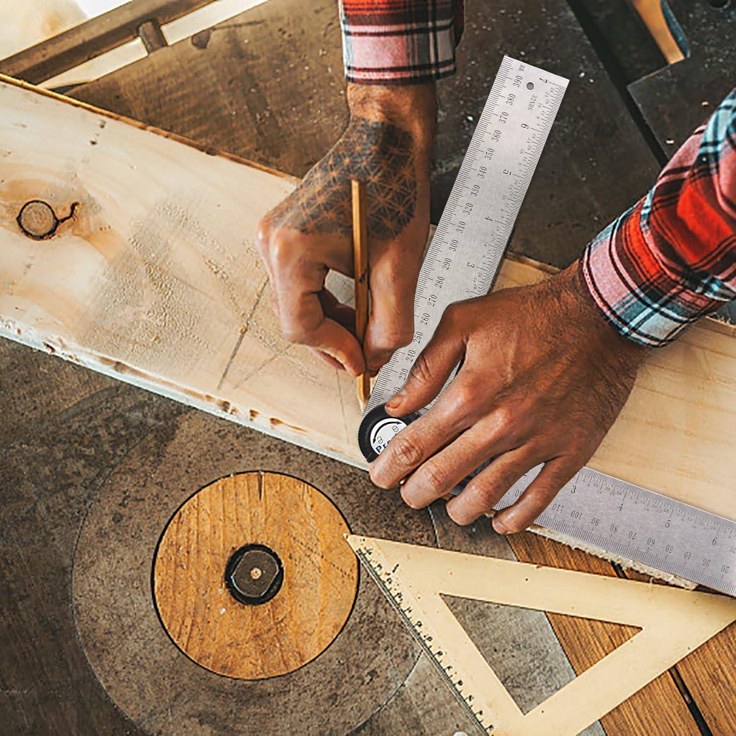 Eine Person verwendet einen Bleistift und ein Lineal, um Maße auf einem Stück Holz zu markieren. Ein Winkelmesser und Winkelmesswerkzeuge befinden sich in der Nähe.