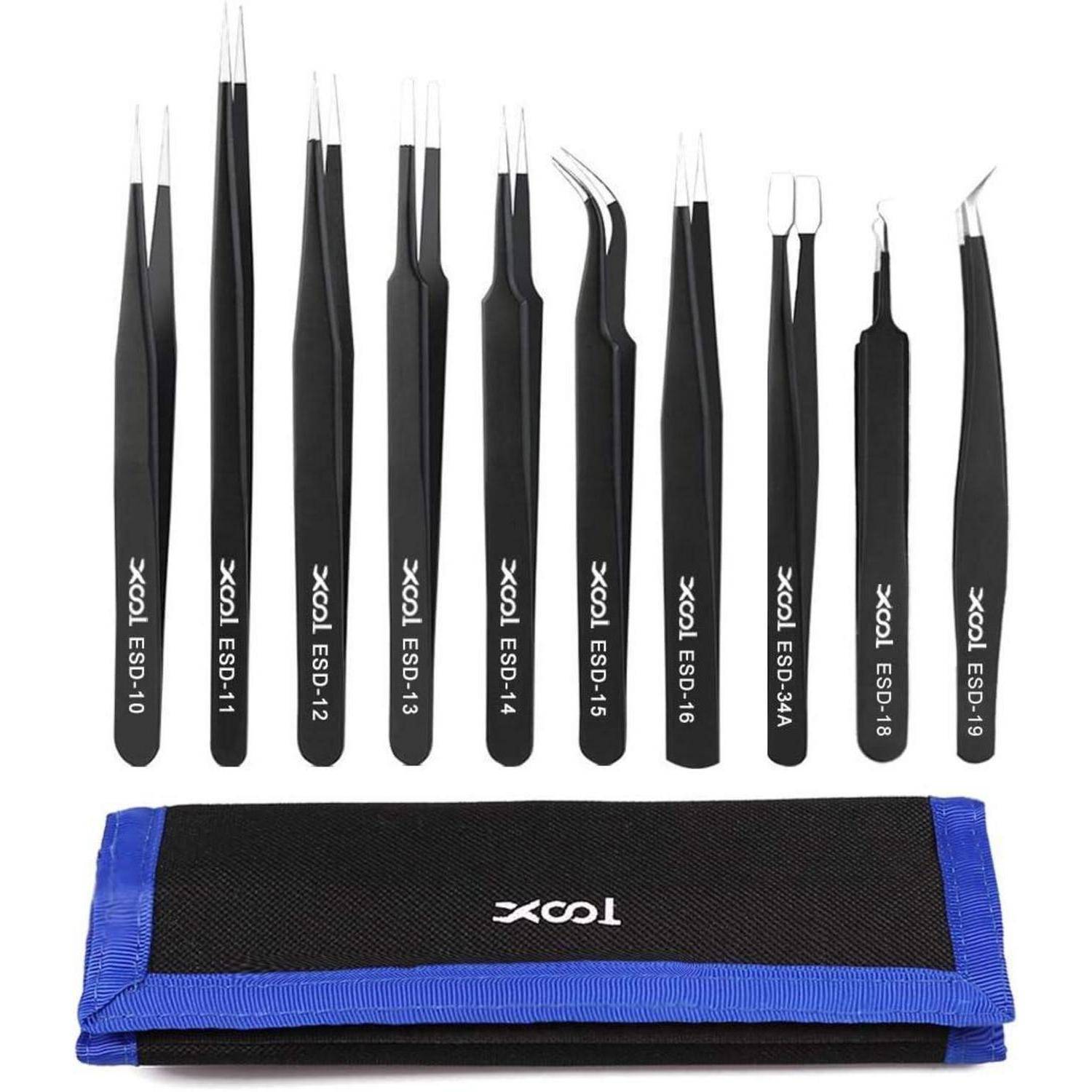 Ein Set Präzisionspinzetten, zehn verschiedene Stile, gekennzeichnet von ESD-10 bis ESD-19, über einem schwarzen und blauen Aufbewahrungsbeutel ausgelegt.