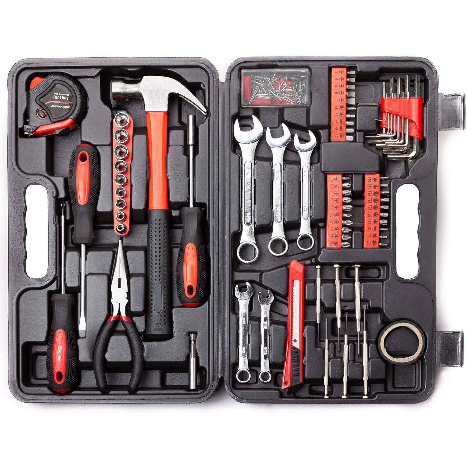 Ein Werkzeugset in einem Kunststoffkoffer mit verschiedenen Werkzeugen: Hammer, Schraubendreher, Zangen, Schraubenschlüssel, Sechskantschlüssel, Maßband, Steckschlüssel und Schrauben.