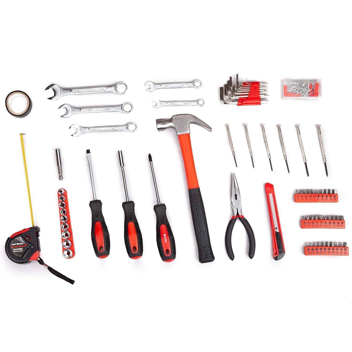 Eine Vielzahl von Handwerkzeugen, darunter Schraubenschlüssel, Schraubendreher, ein Hammer, Zangen, ein Maßband und Sechskantschlüssel, sind ordentlich angeordnet.