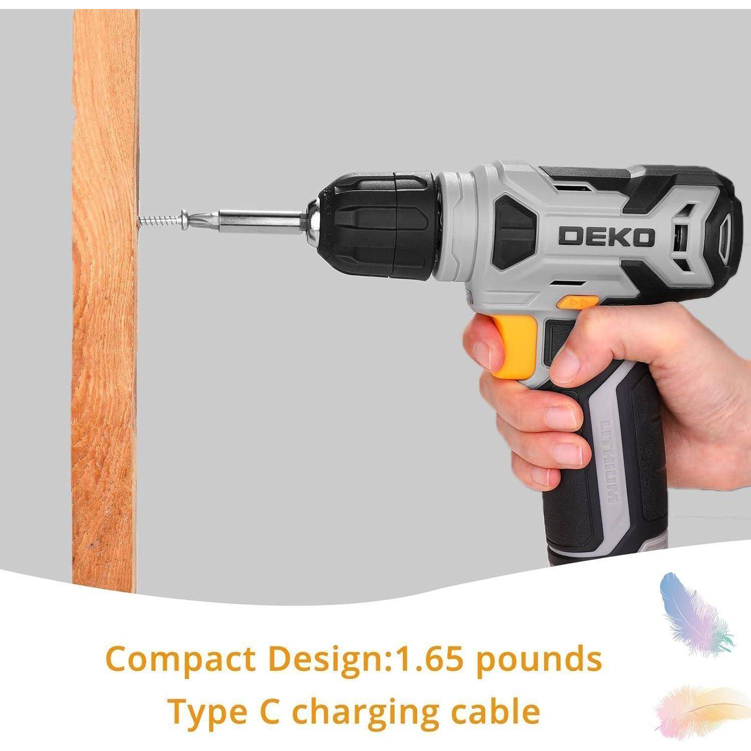 Eine Person verwendet einen DEKO-Elektroschrauber, um eine Schraube ins Holz zu treiben. Text lautet: 'Kompaktes Design: 1,65 Pfund, Typ-C-Ladekabel.
